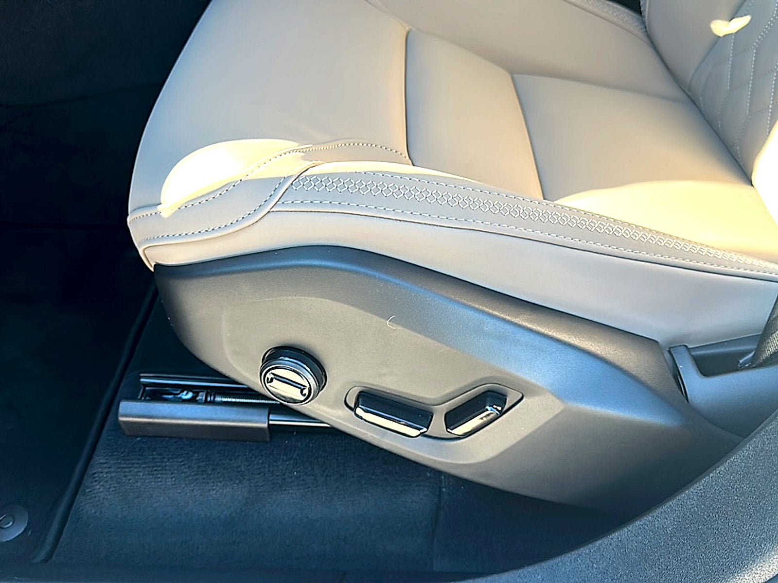 2026 Volvo XC90 Plus, B6 AWD Gas (mild hybrid), Gasoline, Bright, 7 Seats