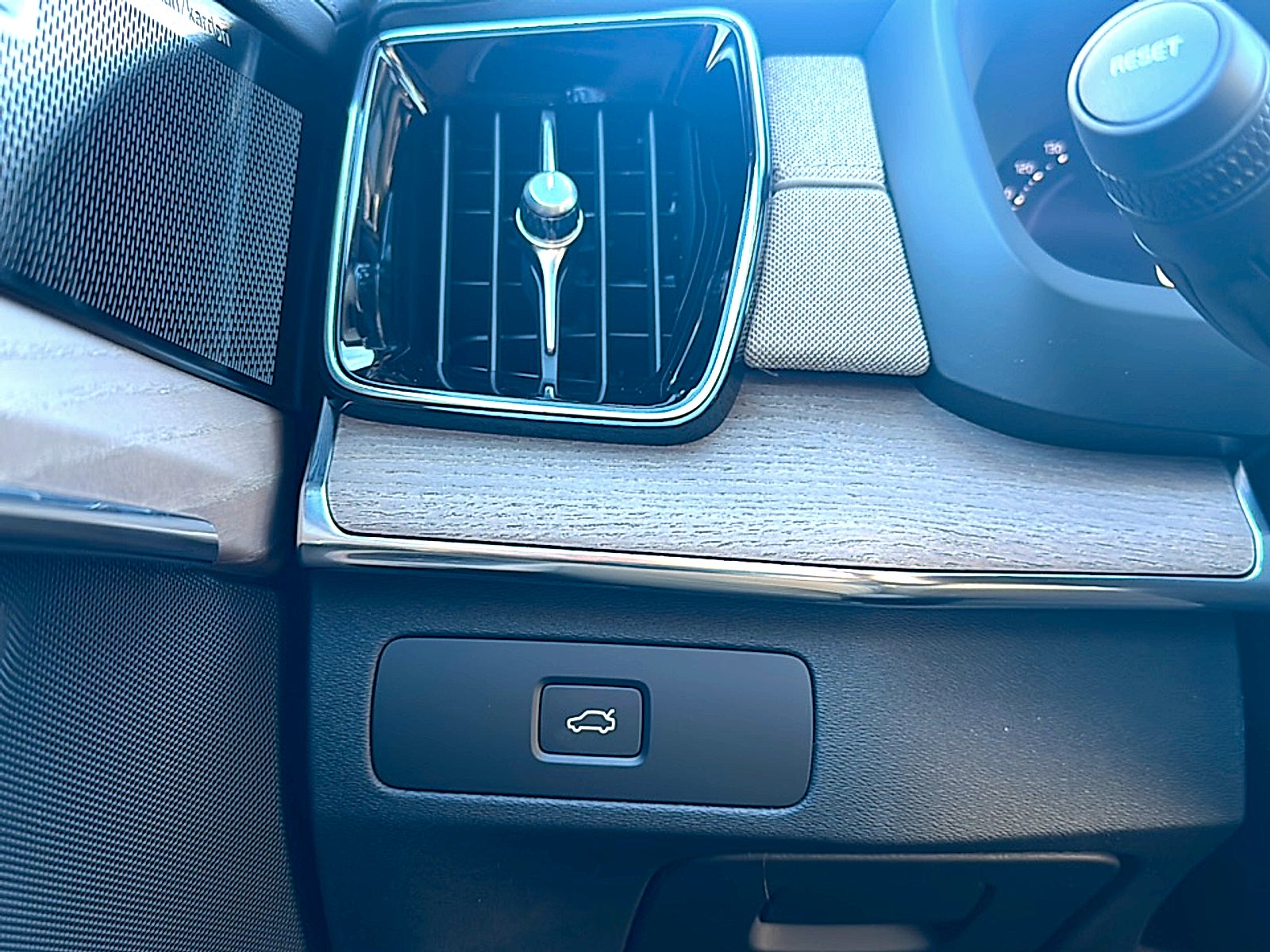 2026 Volvo XC90 Plus, B6 AWD Gas (mild hybrid), Gasoline, Bright, 7 Seats