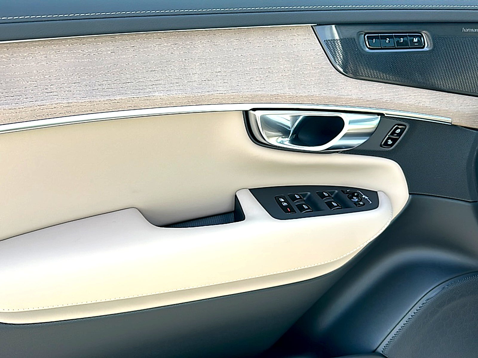 2026 Volvo XC90 Plus, B6 AWD Gas (mild hybrid), Gasoline, Bright, 7 Seats