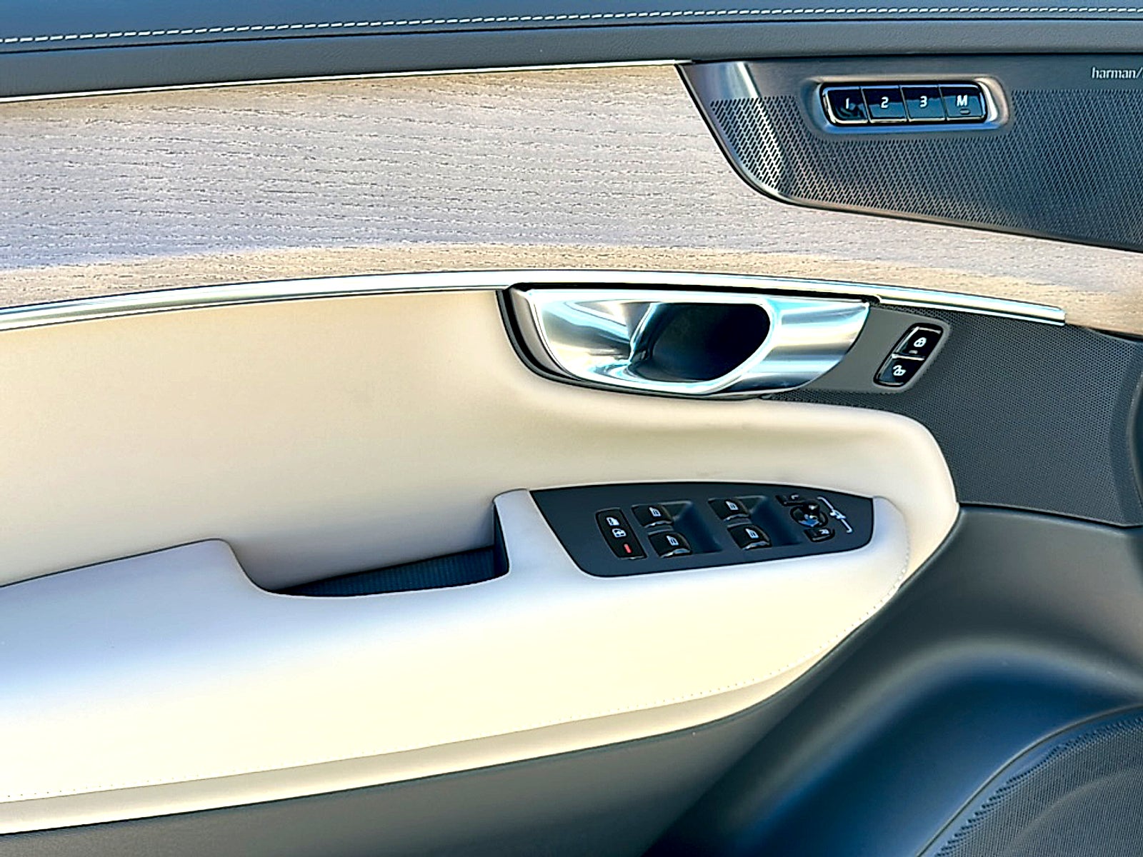 2026 Volvo XC90 Plus, B6 AWD Gas (mild hybrid), Gasoline, Bright, 7 Seats