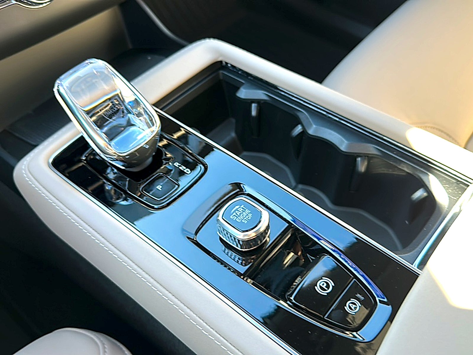 2026 Volvo XC90 Plus, B6 AWD Gas (mild hybrid), Gasoline, Bright, 7 Seats