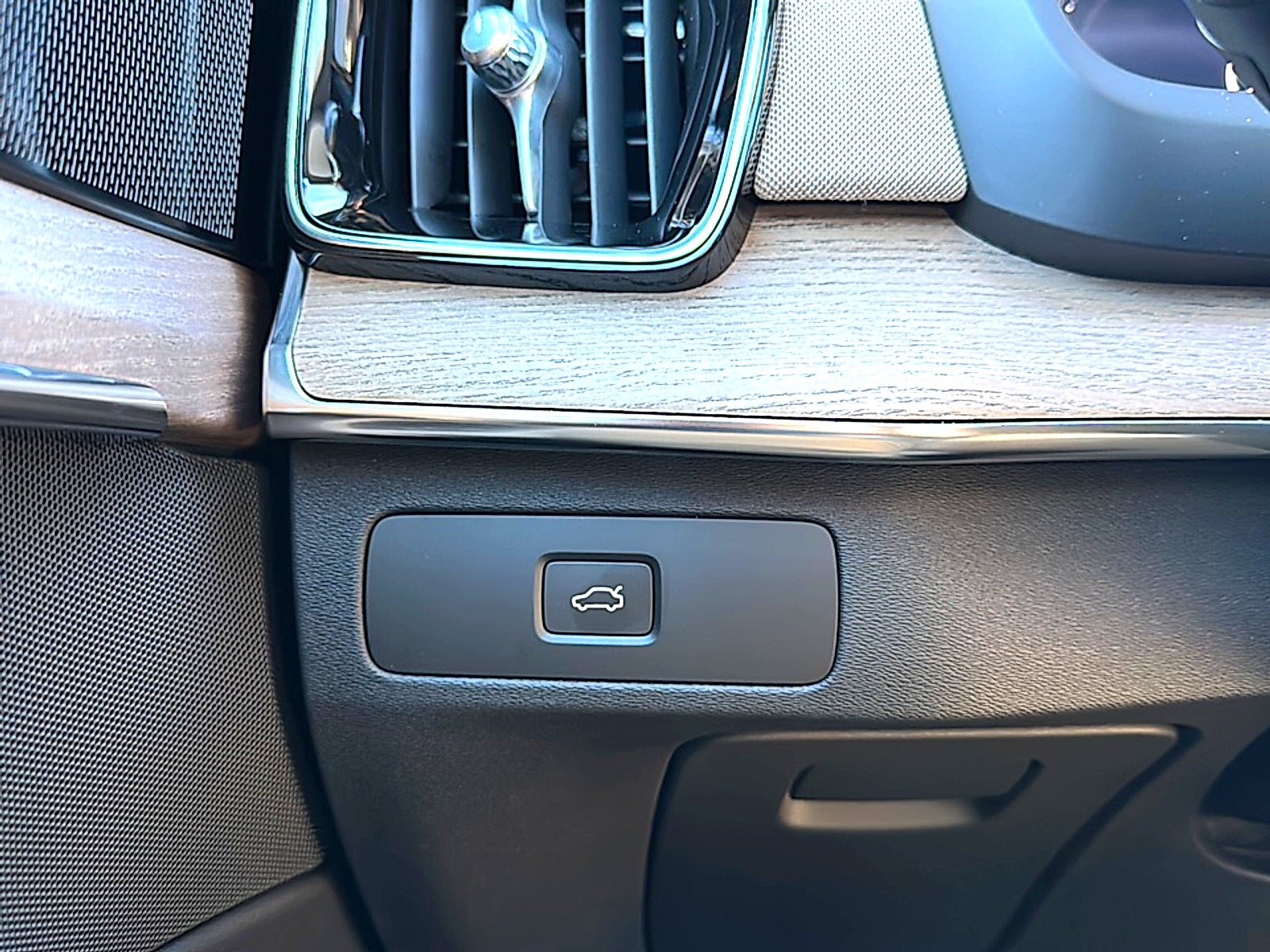 2026 Volvo XC90 Plus, B6 AWD Gas (mild hybrid), Gasoline, Bright, 7 Seats