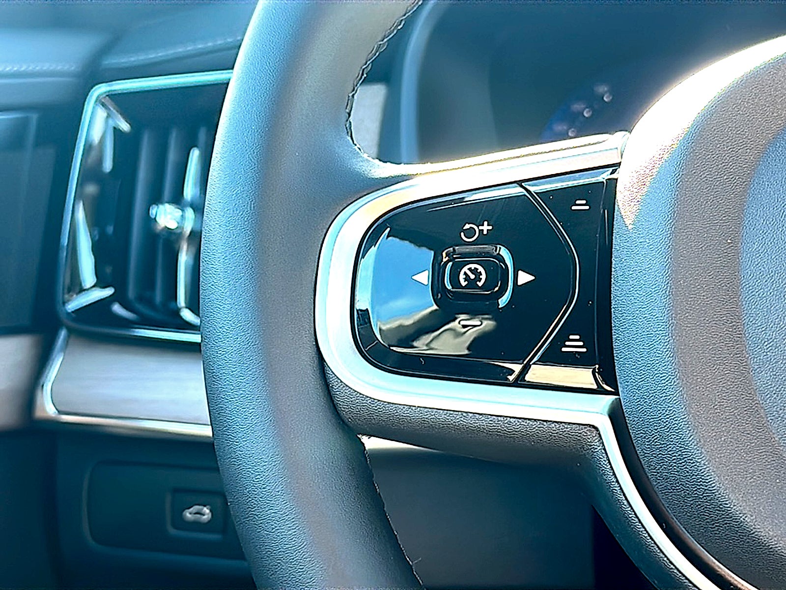 2026 Volvo XC90 Plus, B6 AWD Gas (mild hybrid), Gasoline, Bright, 7 Seats