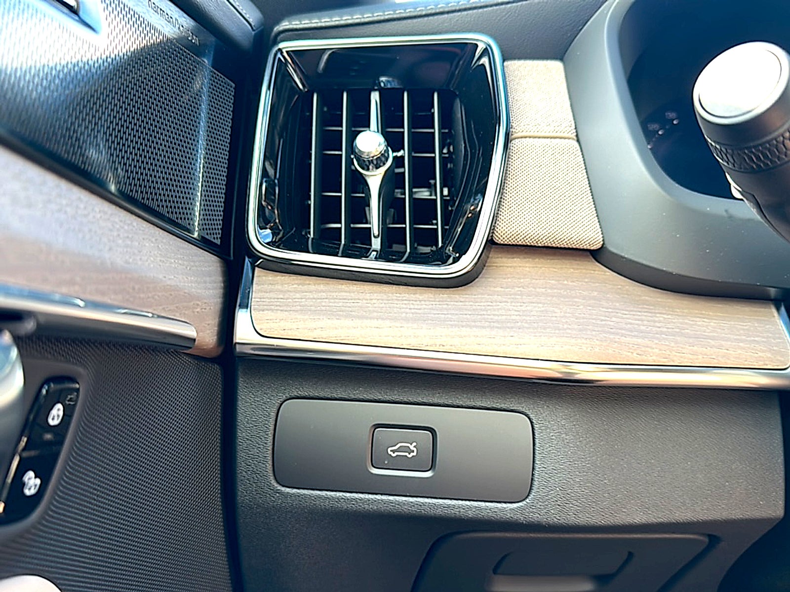 2026 Volvo XC90 Plus, B6 AWD Gas (mild hybrid), Gasoline, Bright, 7 Seats