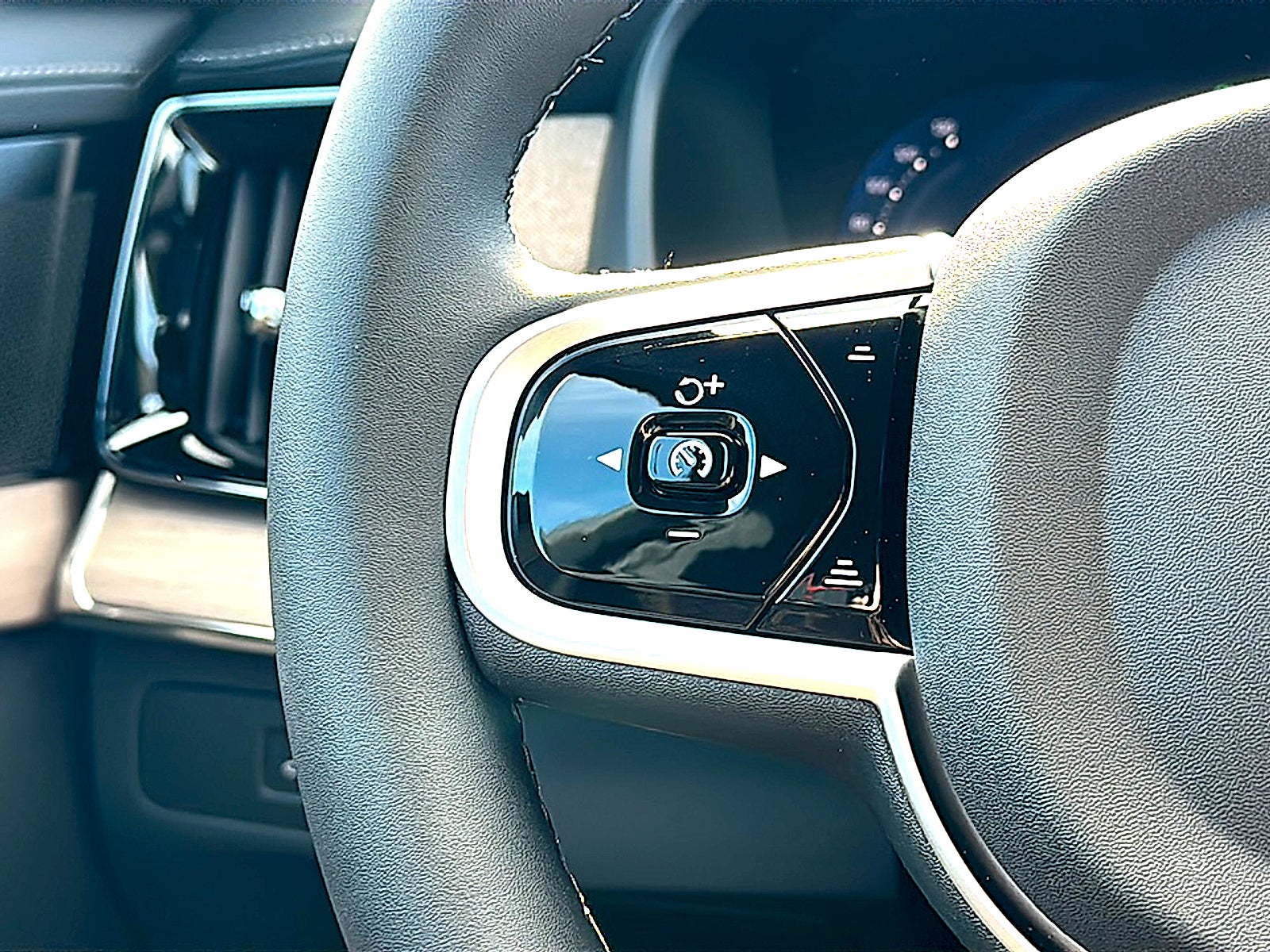 2026 Volvo XC90 Ultra, B6 AWD Gas (mild hybrid), Gasoline, Bright, 7 Seats