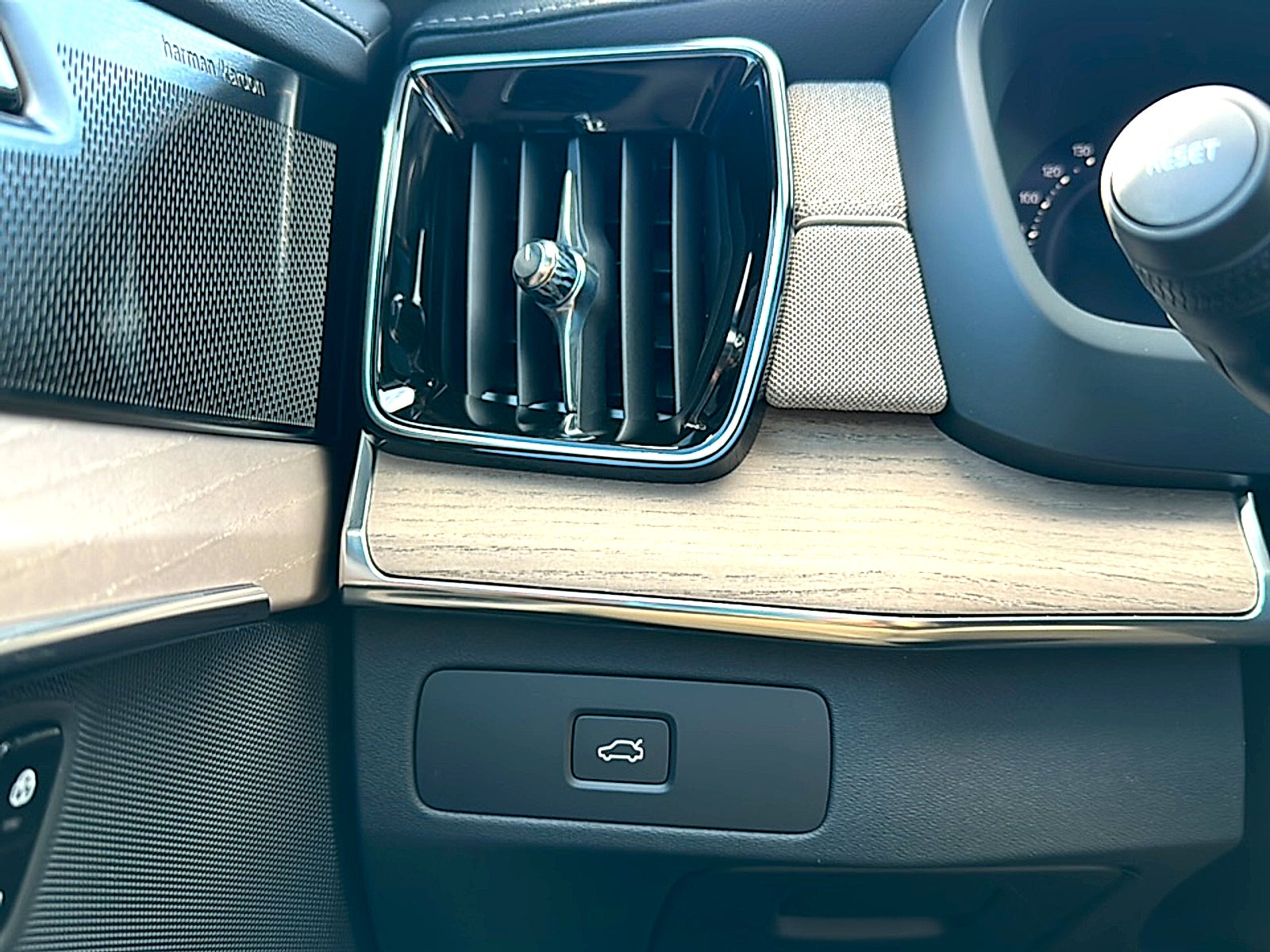 2026 Volvo XC90 Ultra, B6 AWD Gas (mild hybrid), Gasoline, Bright, 7 Seats