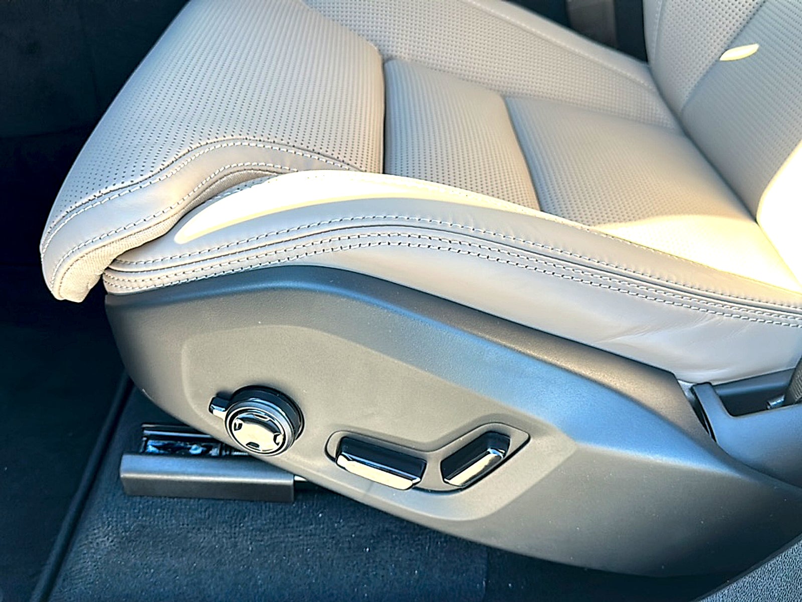 2026 Volvo XC90 Ultra, B6 AWD Gas (mild hybrid), Gasoline, Bright, 7 Seats