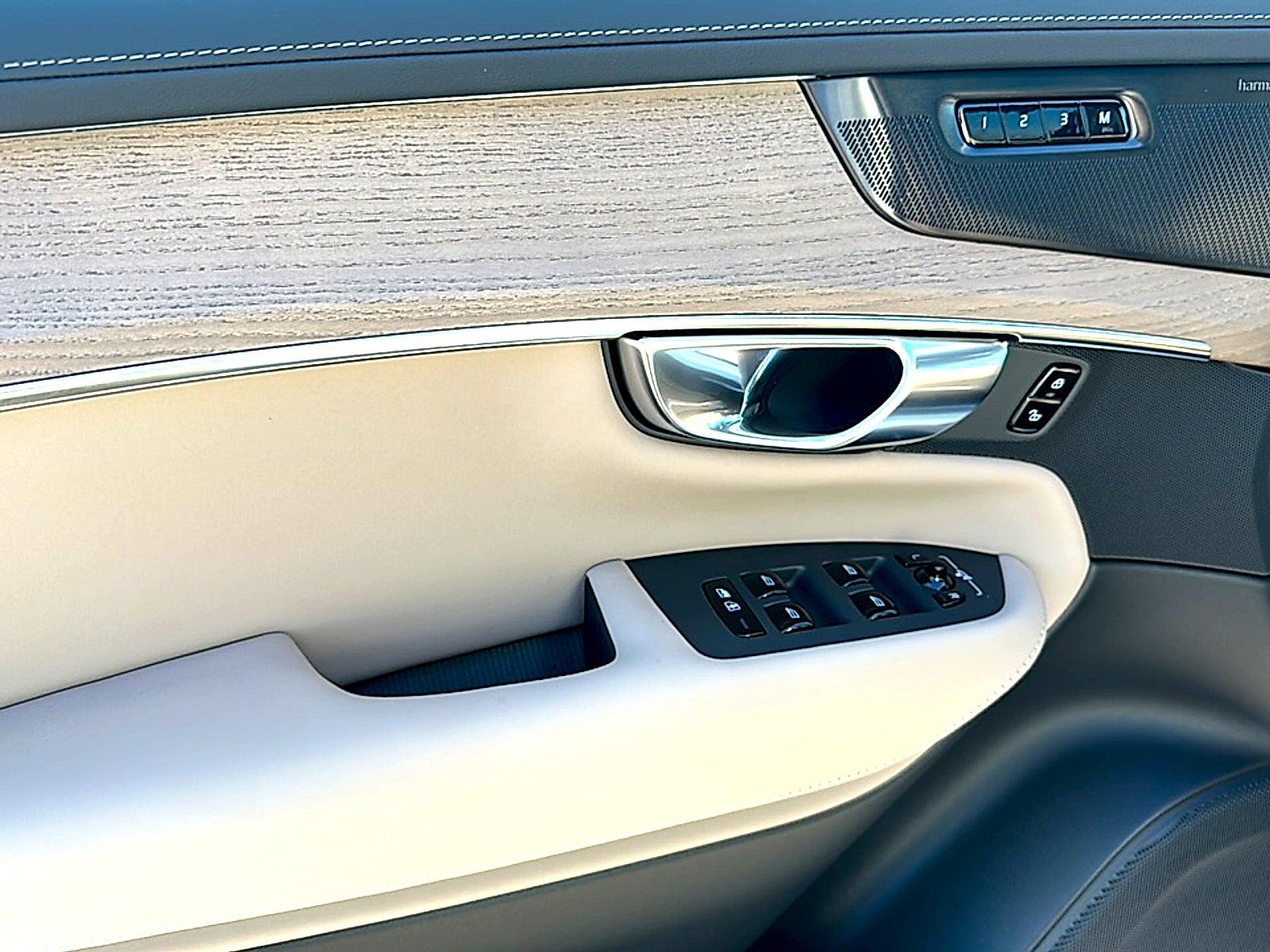 2026 Volvo XC90 Ultra, B6 AWD Gas (mild hybrid), Gasoline, Bright, 7 Seats