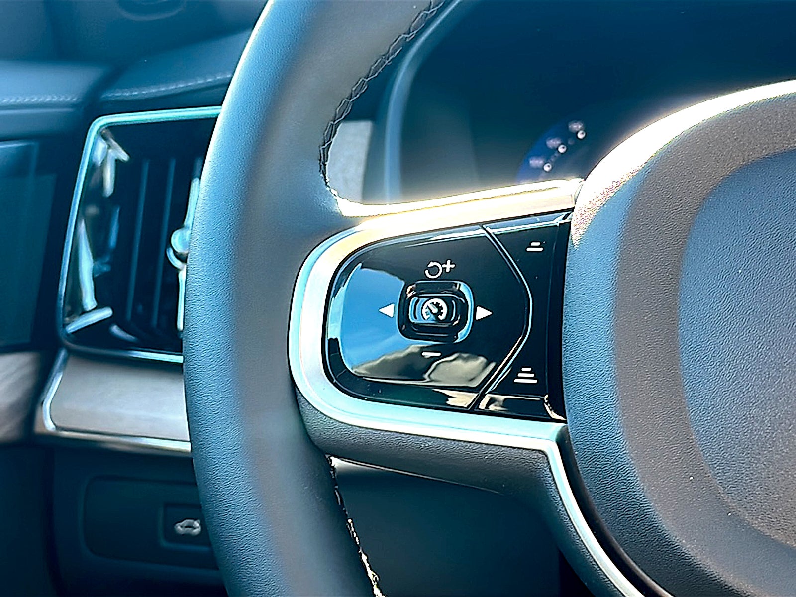 2026 Volvo XC90 Ultra, B6 AWD Gas (mild hybrid), Gasoline, Bright, 7 Seats