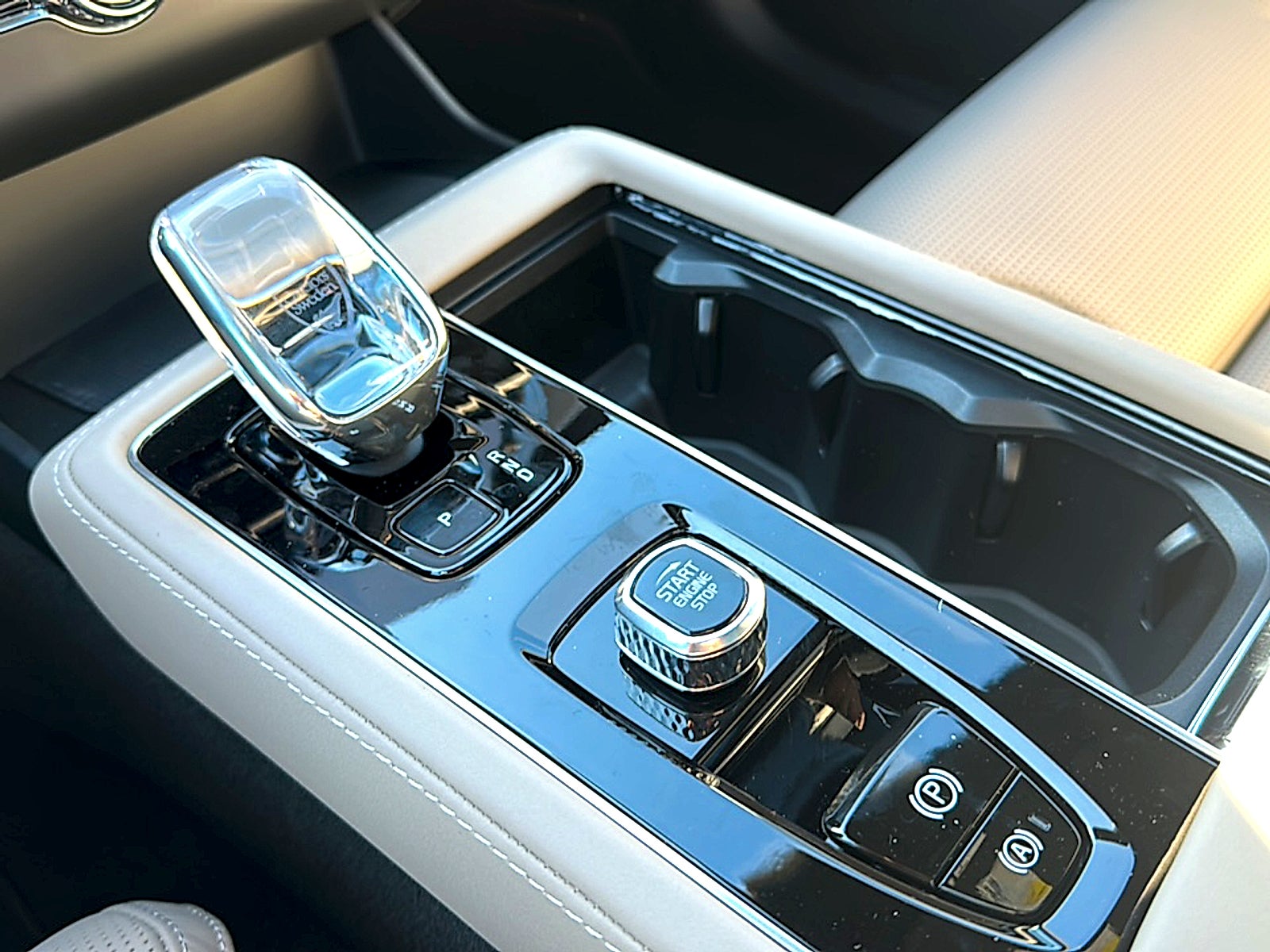 2026 Volvo XC90 Ultra, B6 AWD Gas (mild hybrid), Gasoline, Bright, 7 Seats