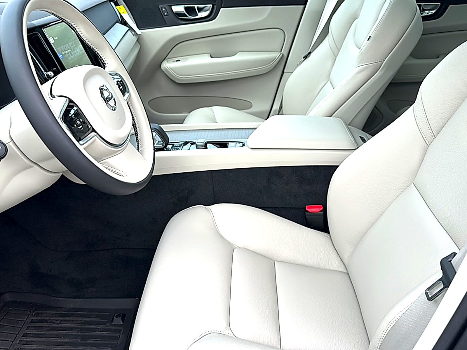 2024 Volvo XC60 Recharge Plug-In Hybrid T8 Plus Dark Theme