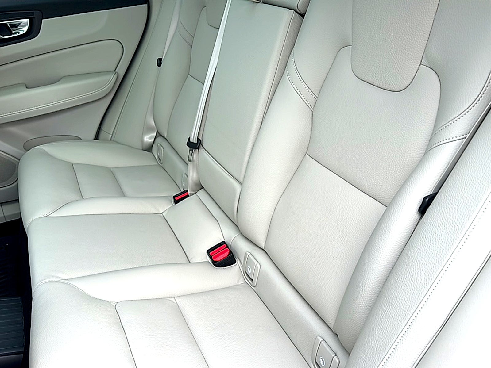 2024 Volvo XC60 Recharge Plug-In Hybrid T8 Plus Dark Theme