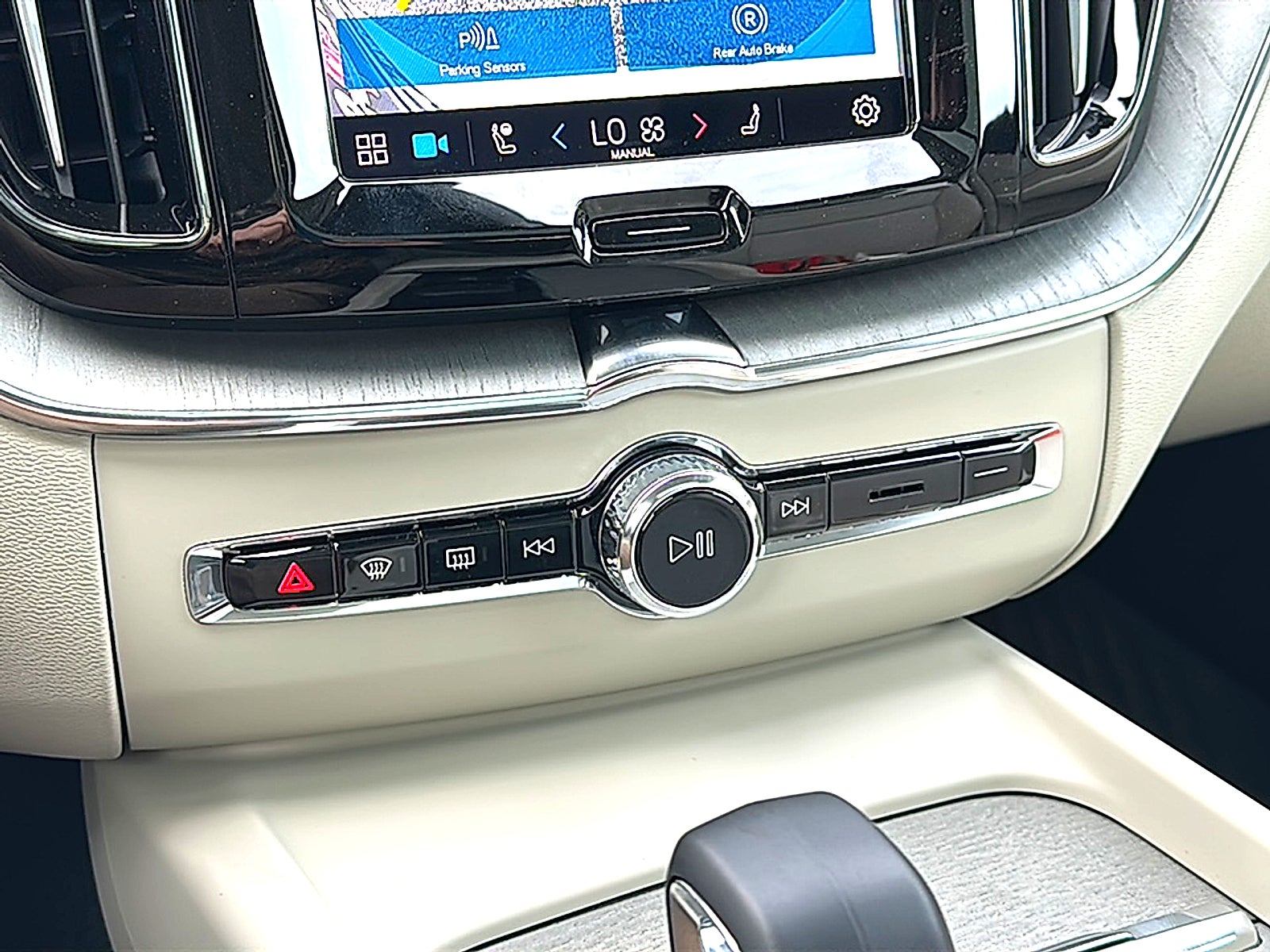 2024 Volvo XC60 Recharge Plug-In Hybrid T8 Plus Dark Theme