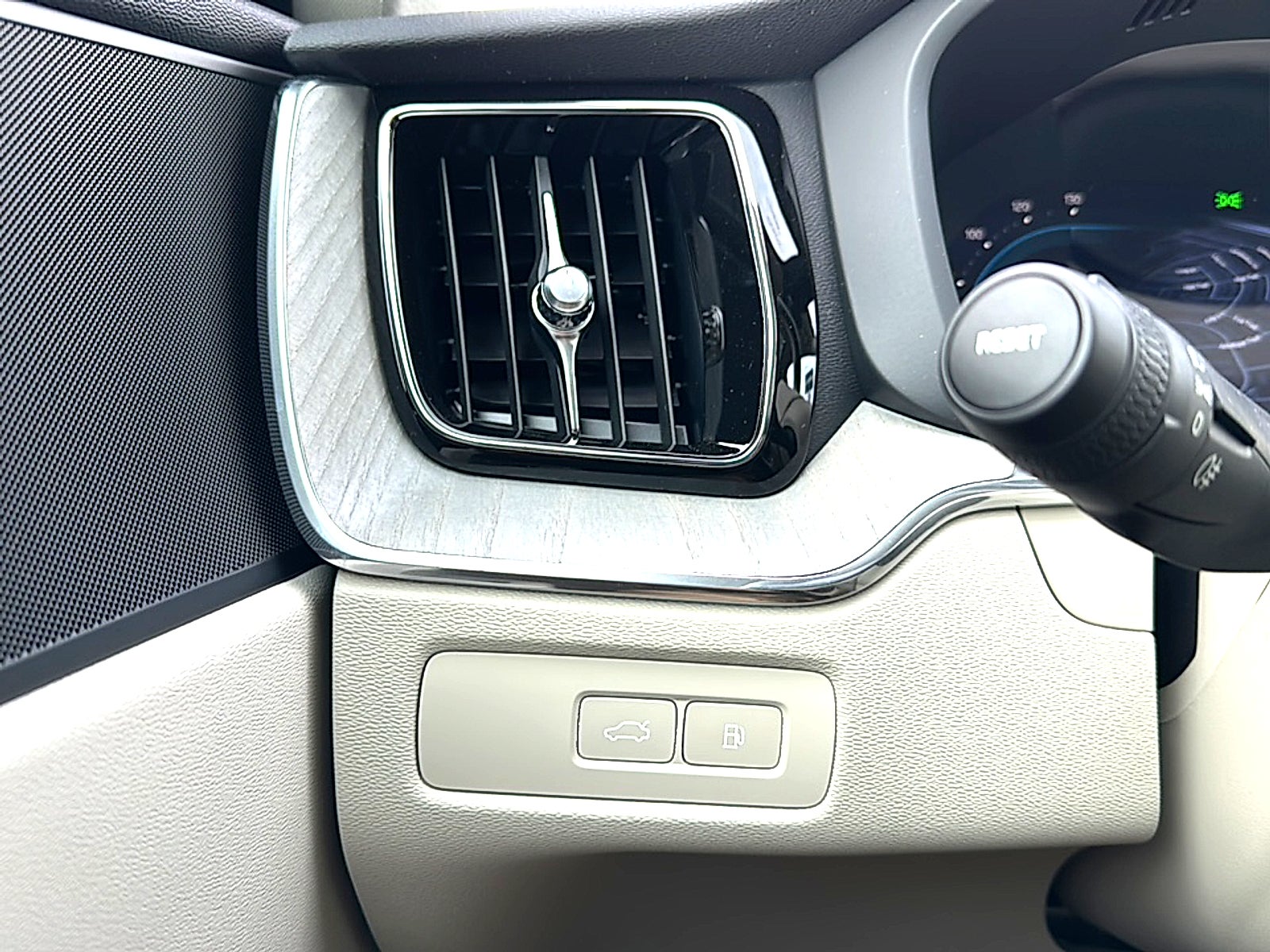 2024 Volvo XC60 Recharge Plug-In Hybrid T8 Plus Dark Theme