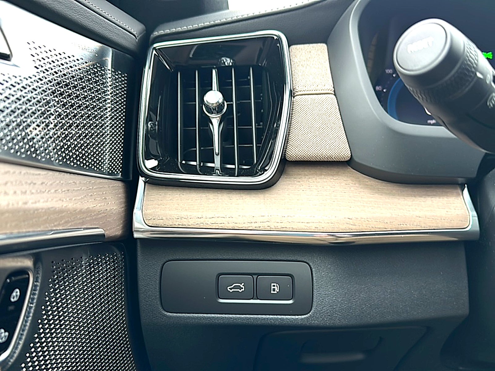 2025 Volvo XC90 Plug-In Hybrid T8 Ultra 6-Seater