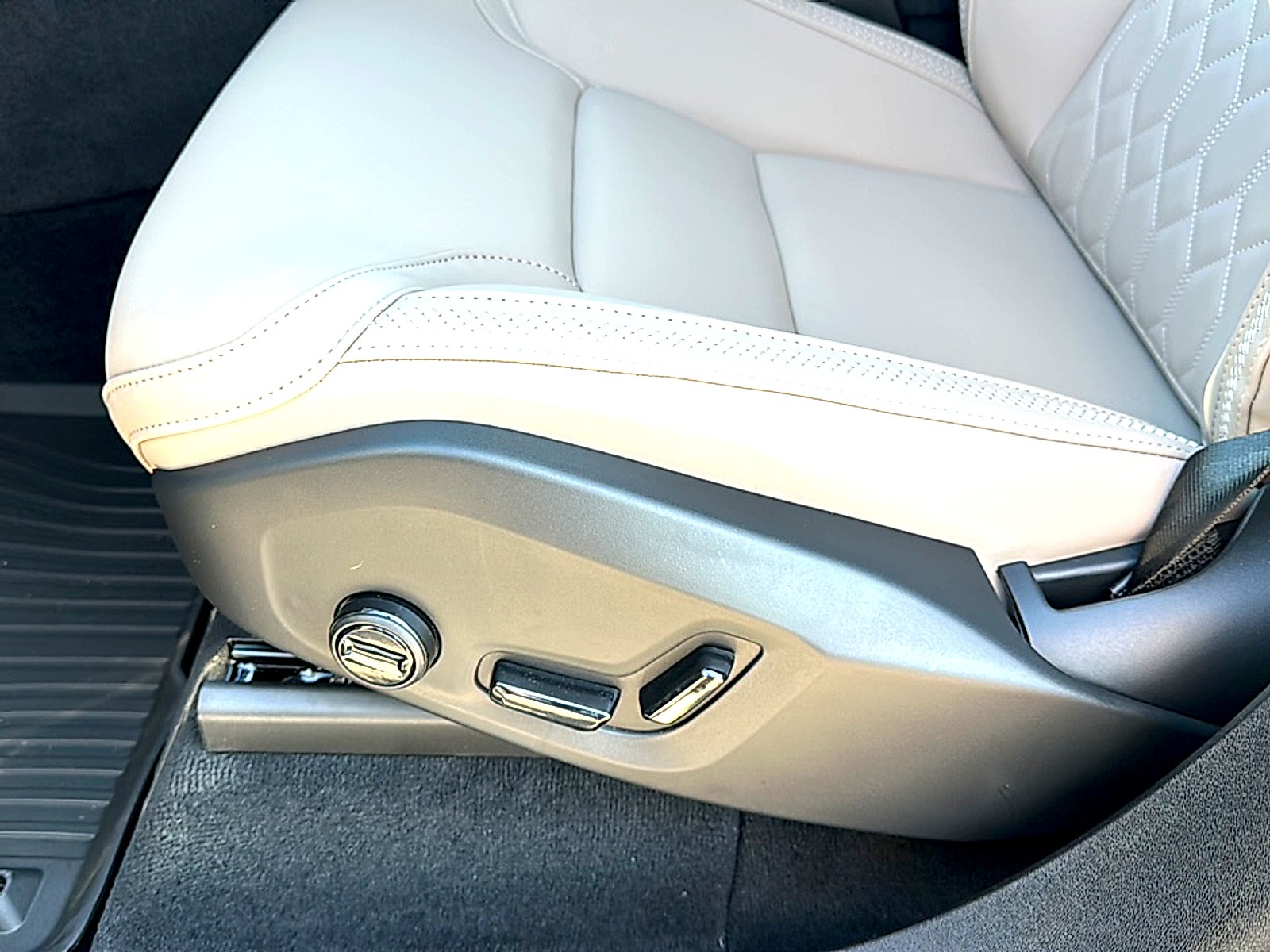 2025 Volvo XC90 Plug-In Hybrid T8 Plus 7-Seater