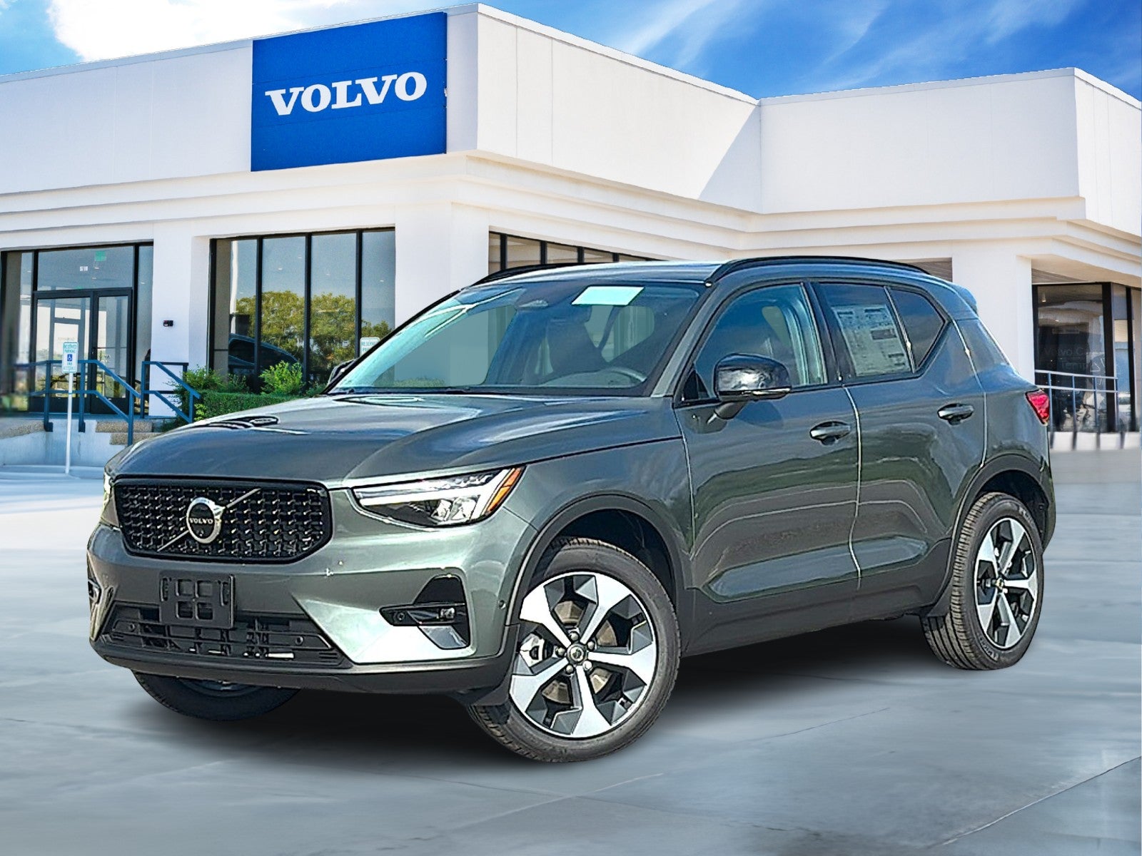 2026 Volvo XC40 B4 Plus