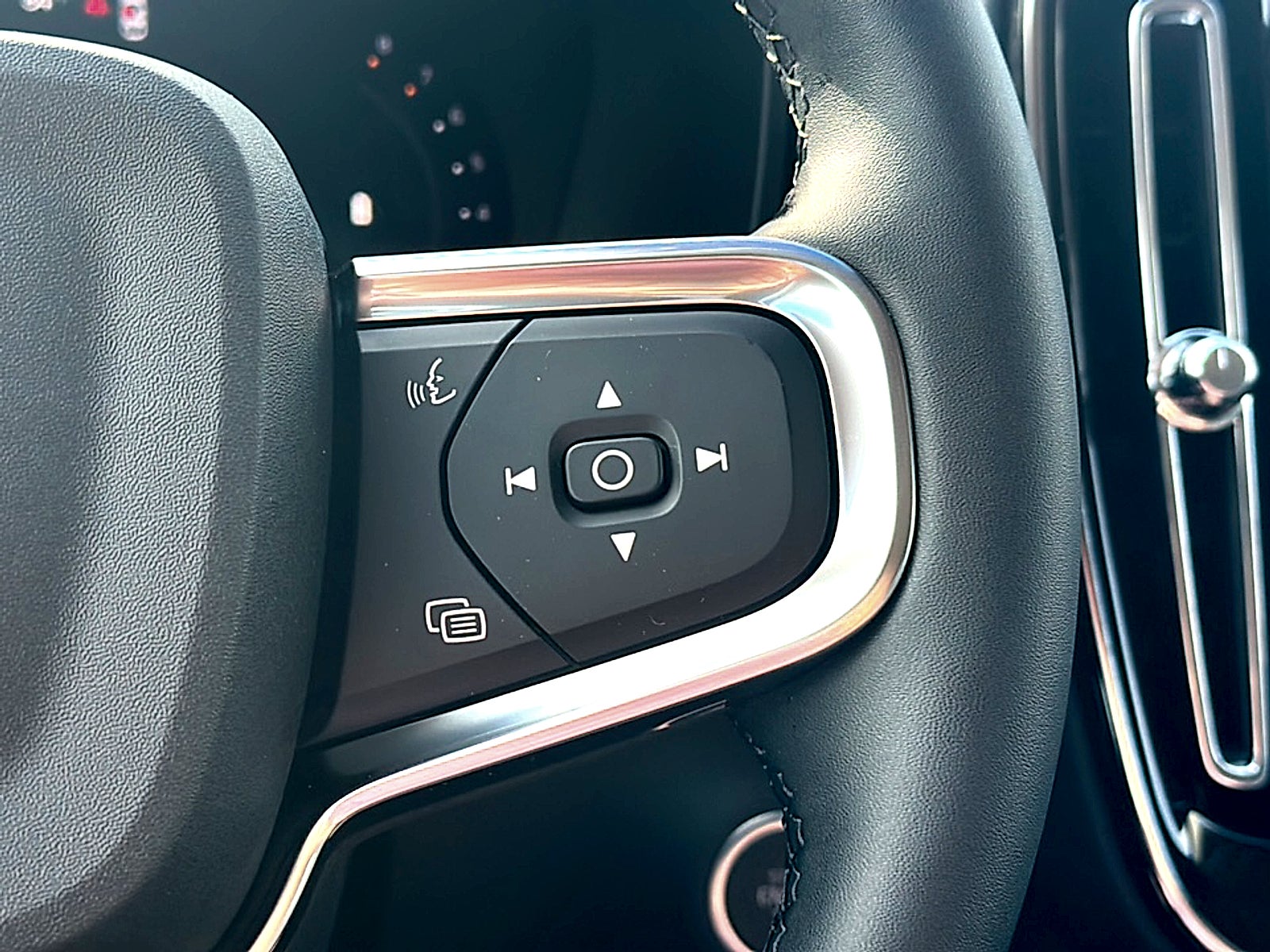 2026 Volvo XC40 B4 Plus