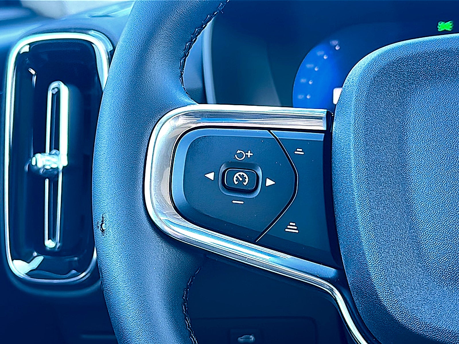 2026 Volvo XC40 B5 Plus