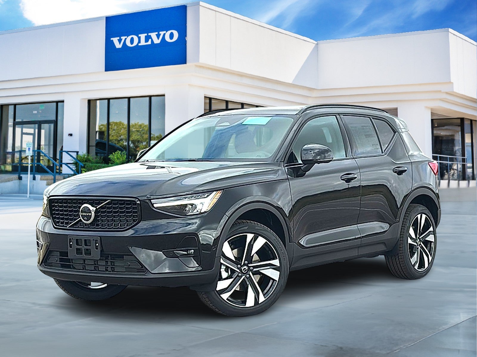2026 Volvo XC40 Plus, B5 AWD Gas (mild hybrid), Dark