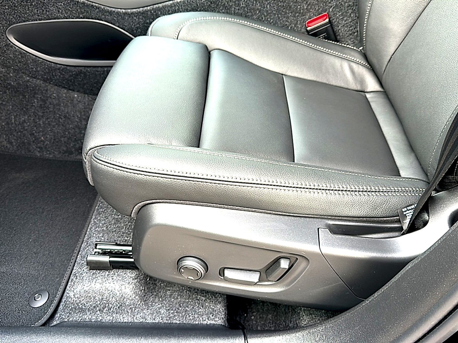 2026 Volvo XC40 Plus, B5 AWD Gas (mild hybrid), Dark