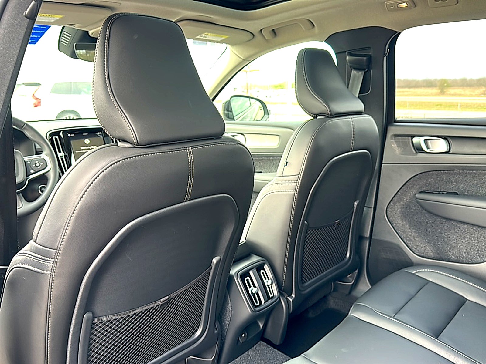 2026 Volvo XC40 Plus, B5 AWD Gas (mild hybrid), Dark