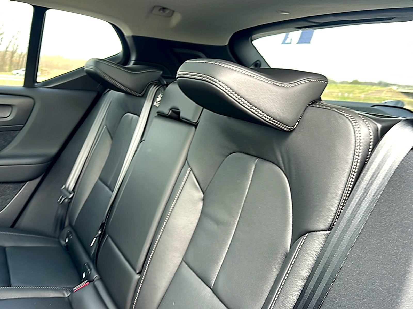 2026 Volvo XC40 Plus, B5 AWD Gas (mild hybrid), Dark