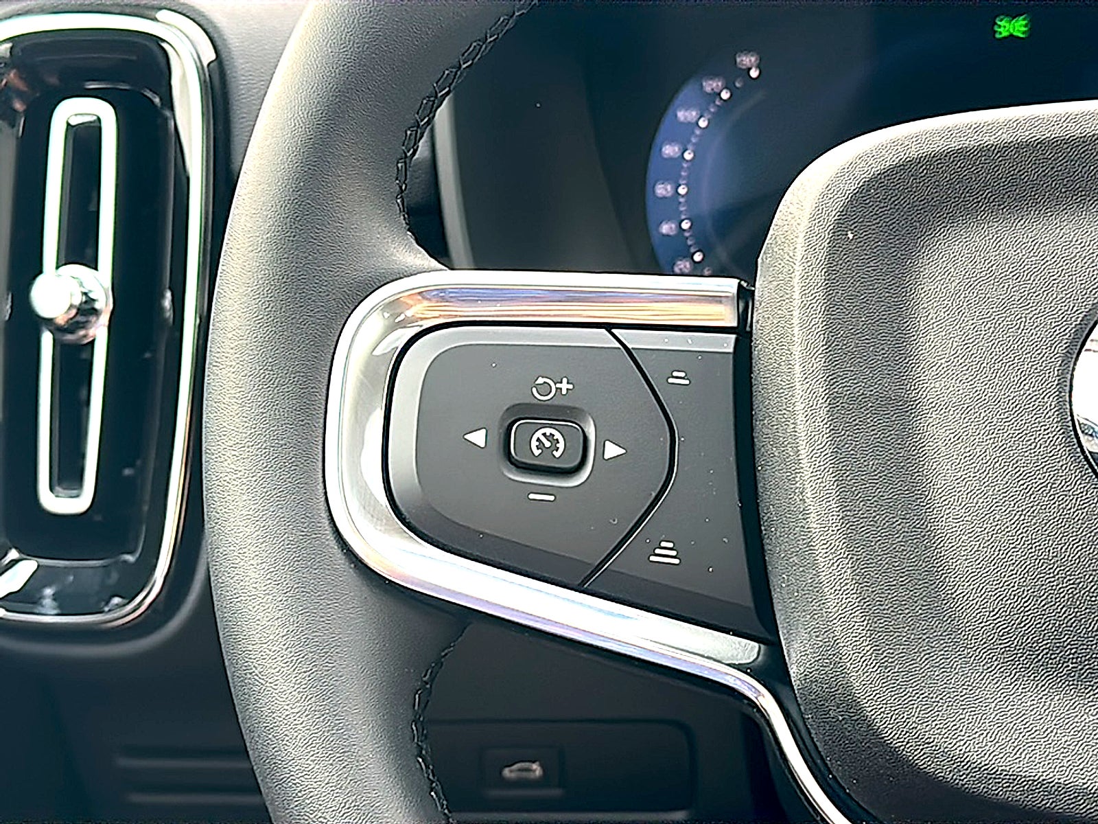 2026 Volvo XC40 Plus, B5 AWD Gas (mild hybrid), Dark