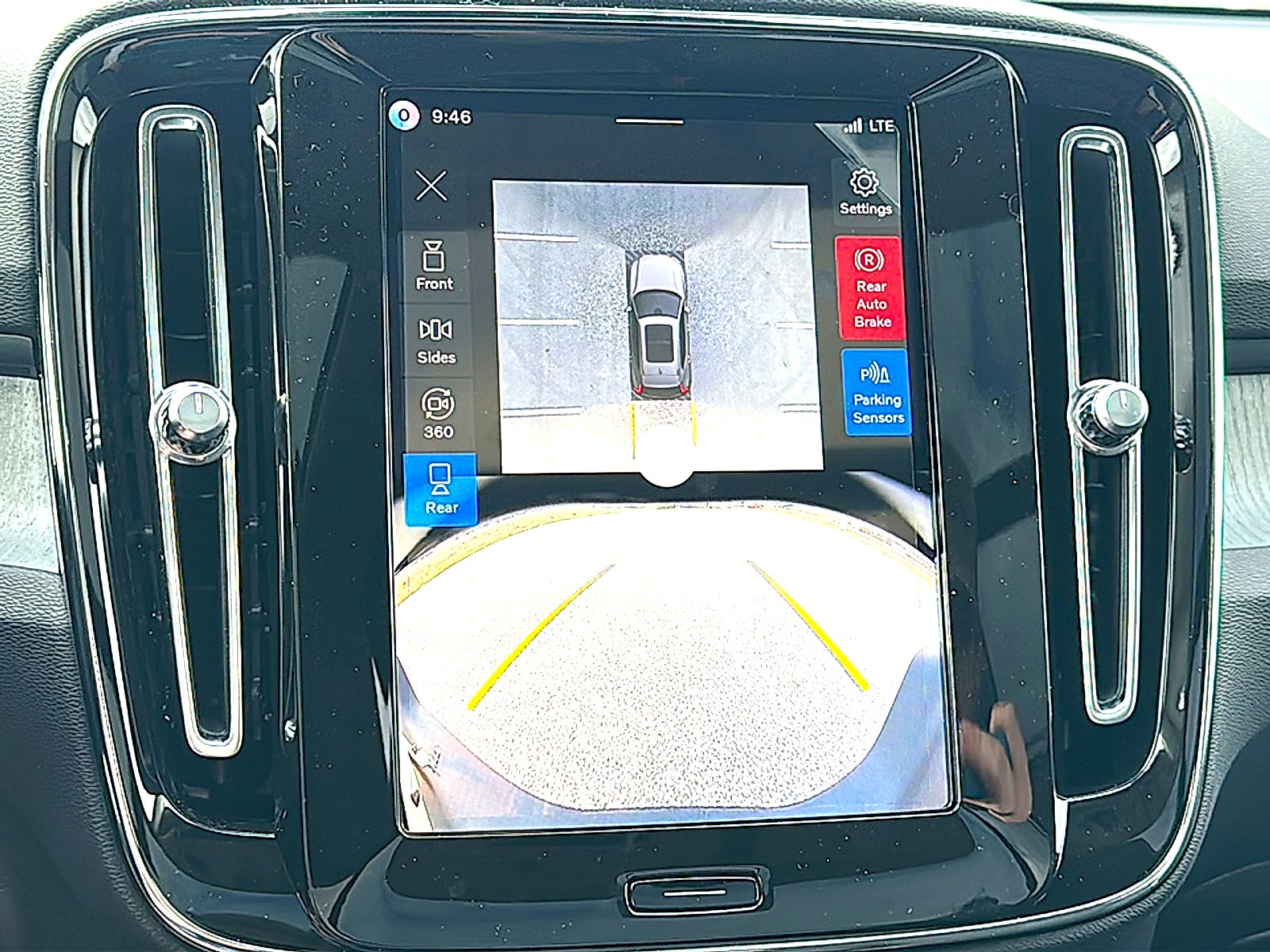 2026 Volvo XC40 Plus, B5 AWD Gas (mild hybrid), Dark