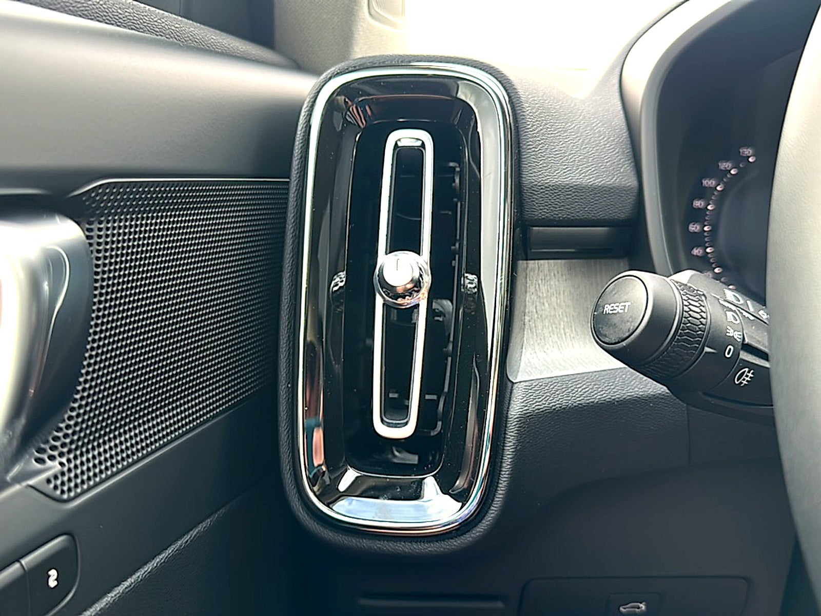 2026 Volvo XC40 Plus, B5 AWD Gas (mild hybrid), Dark