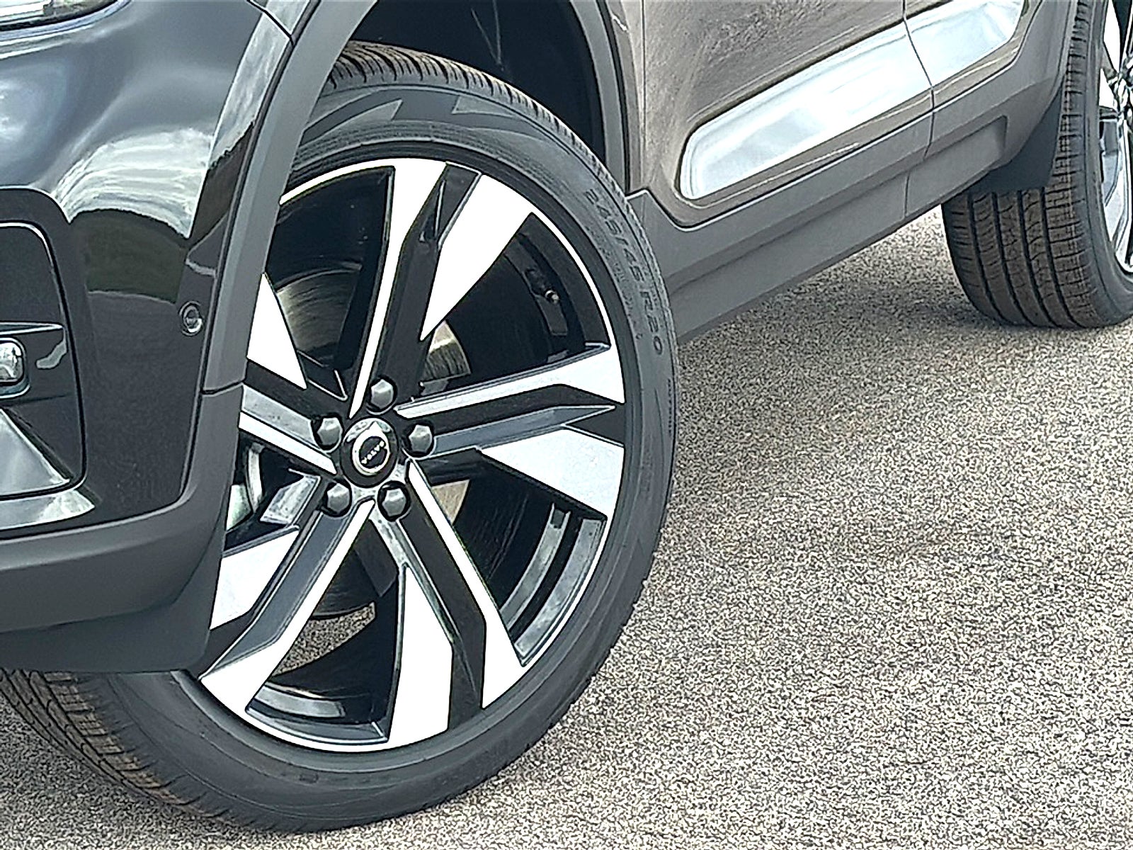 2026 Volvo XC40 Plus, B5 AWD Gas (mild hybrid), Dark