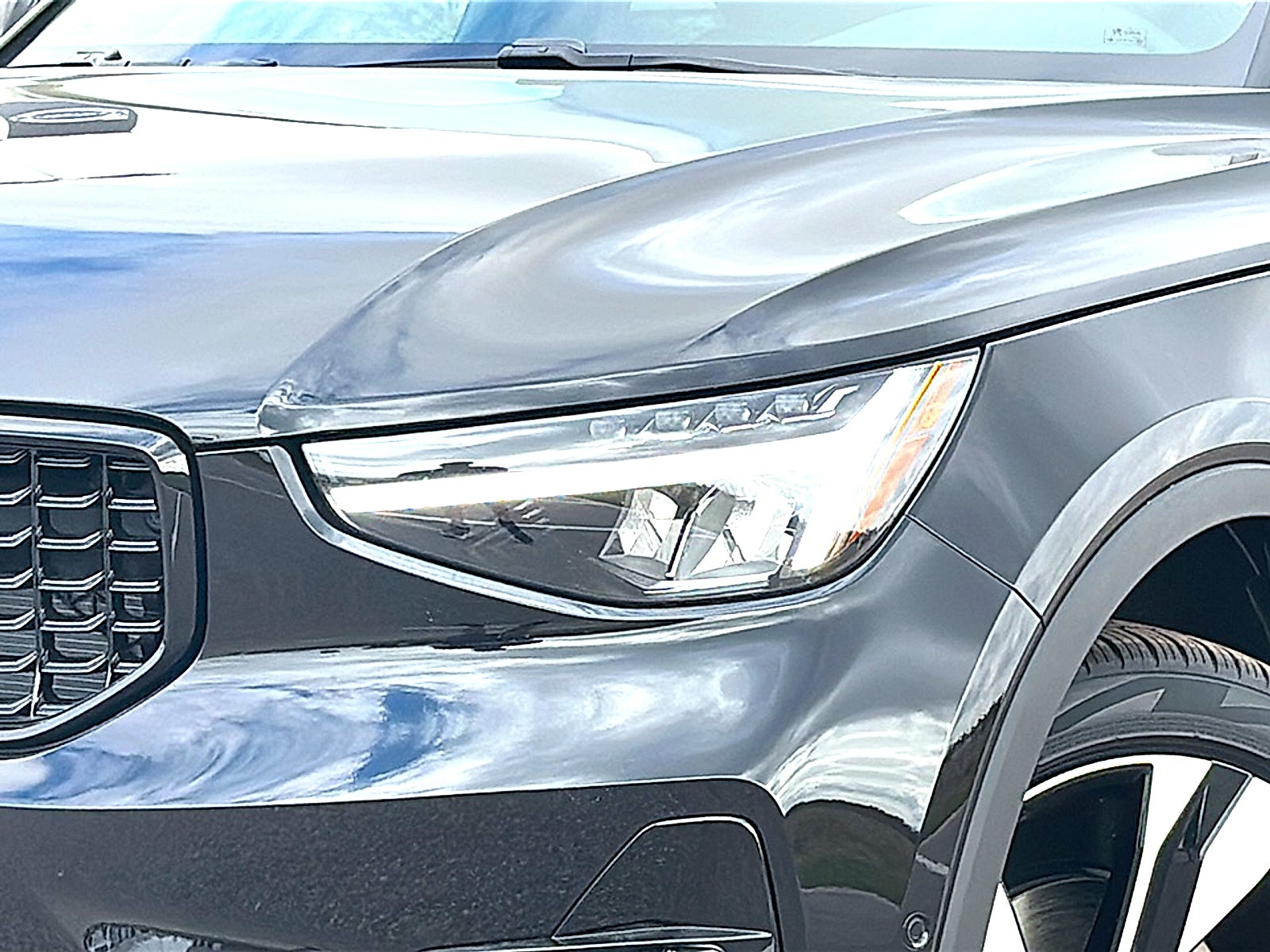 2026 Volvo XC40 Plus, B5 AWD Gas (mild hybrid), Dark