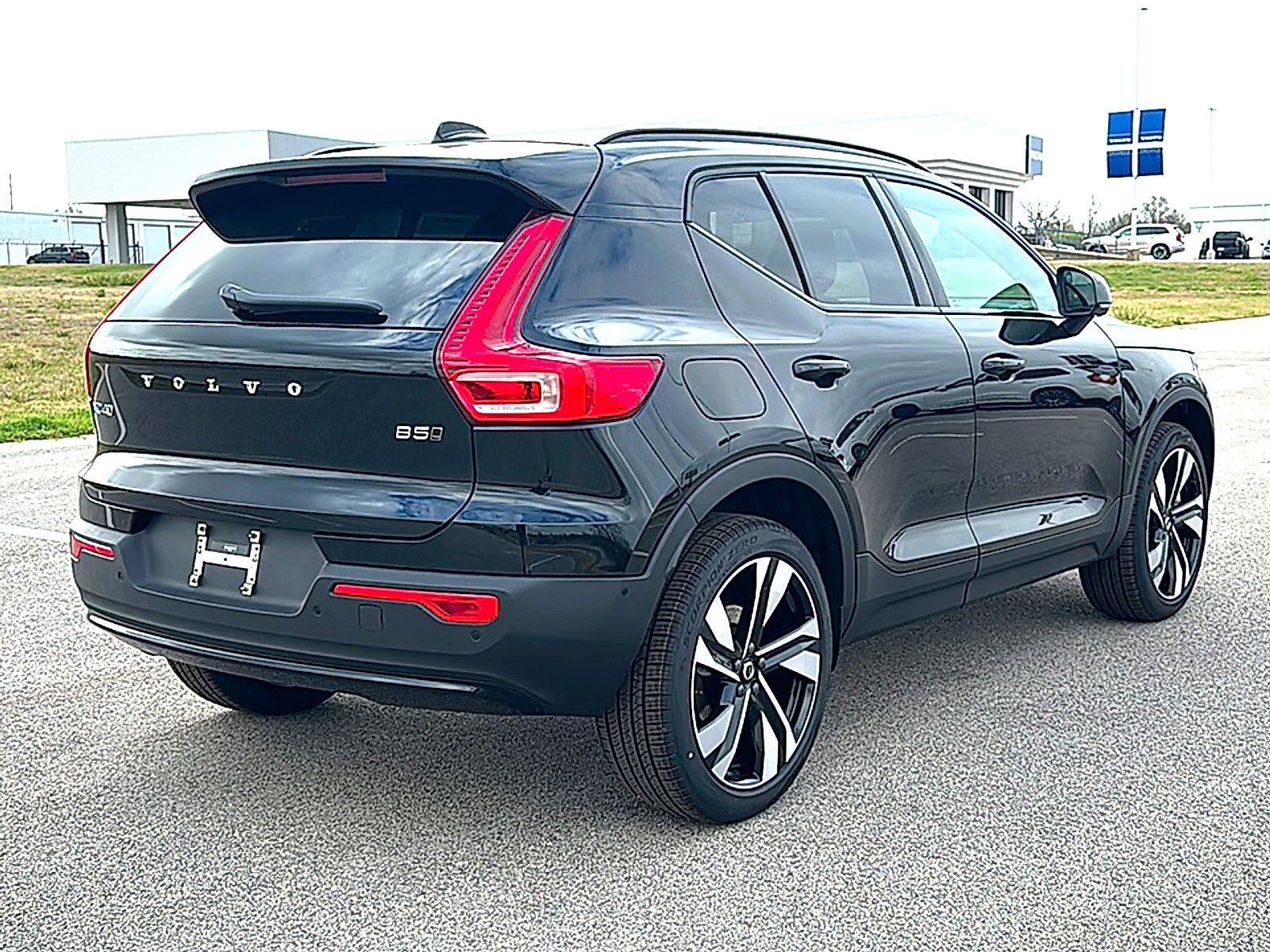2026 Volvo XC40 Plus, B5 AWD Gas (mild hybrid), Dark