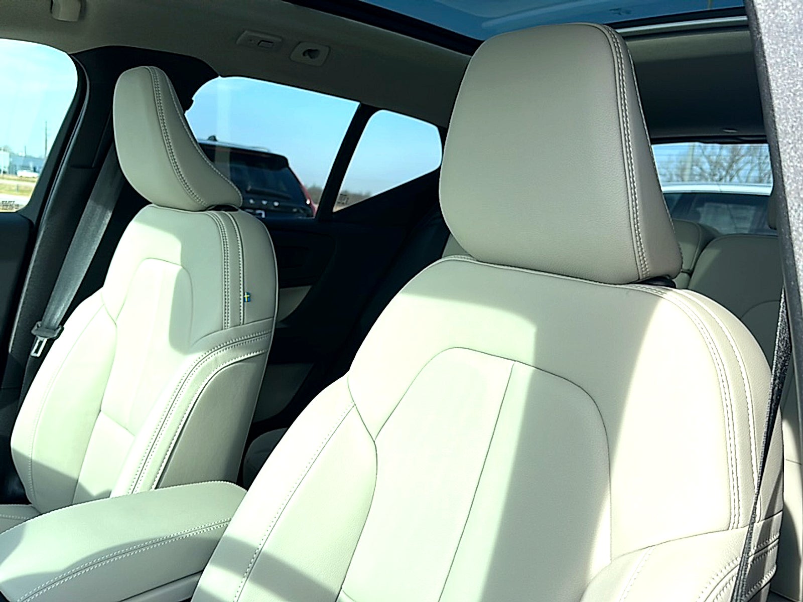 2026 Volvo XC40 Plus, B5 AWD Gas (mild hybrid), Dark