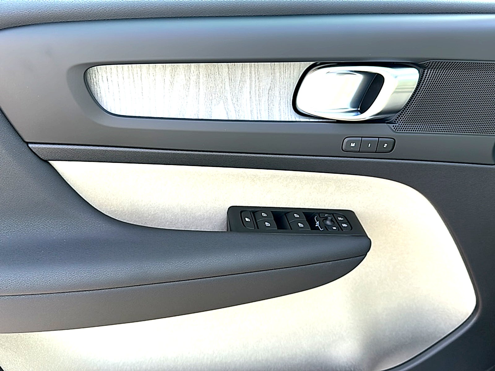 2026 Volvo XC40 Plus, B5 AWD Gas (mild hybrid), Dark