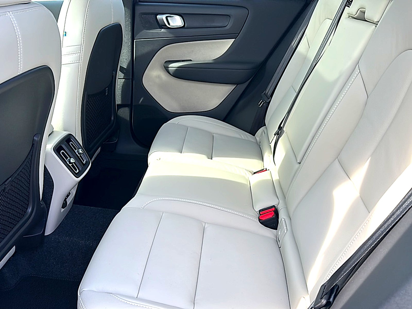 2026 Volvo XC40 Plus, B5 AWD Gas (mild hybrid), Dark