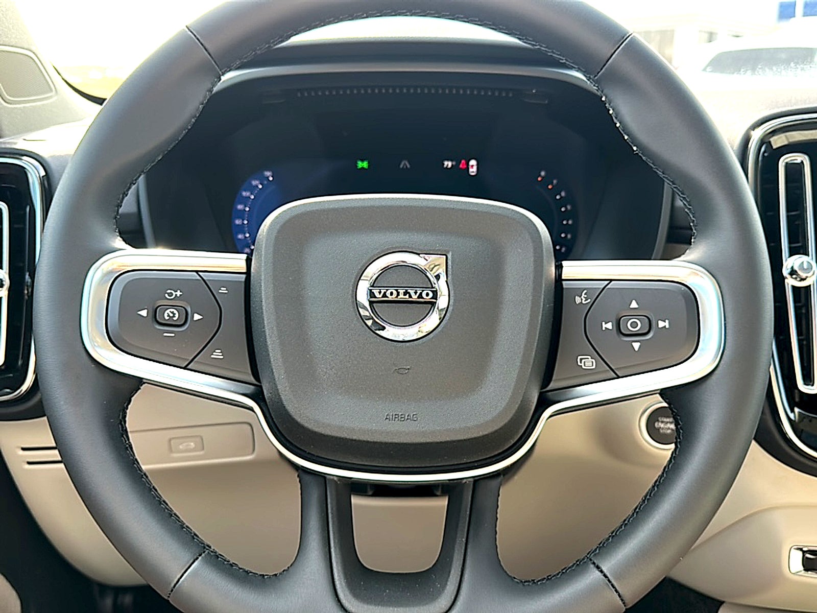 2026 Volvo XC40 Plus, B5 AWD Gas (mild hybrid), Dark