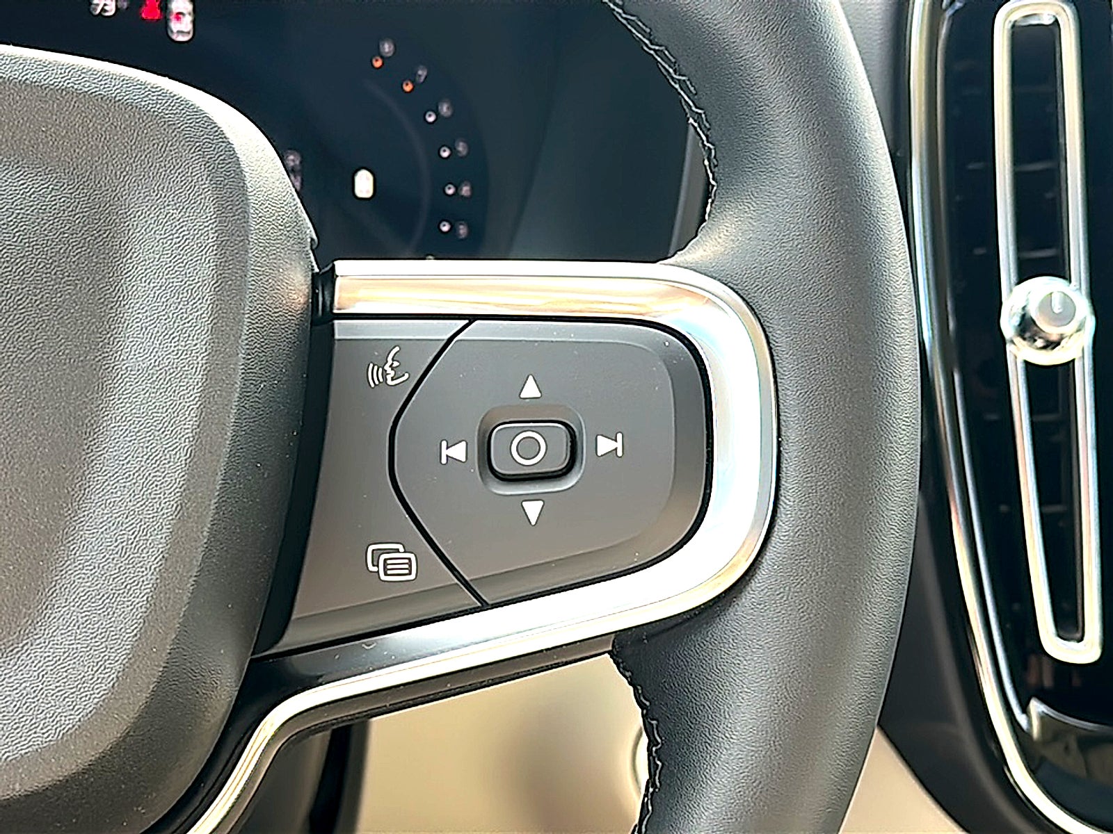 2026 Volvo XC40 Plus, B5 AWD Gas (mild hybrid), Dark