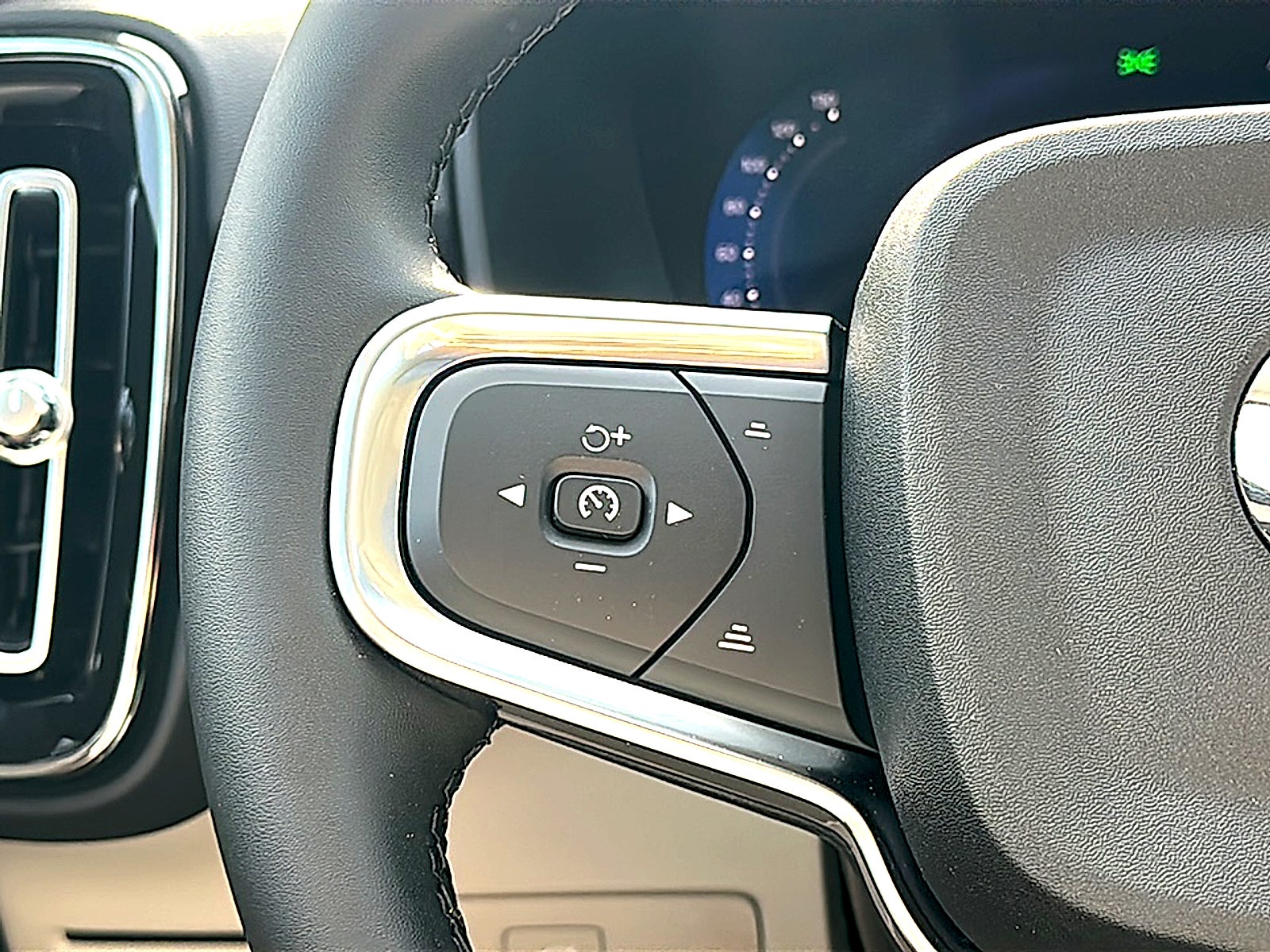 2026 Volvo XC40 Plus, B5 AWD Gas (mild hybrid), Dark