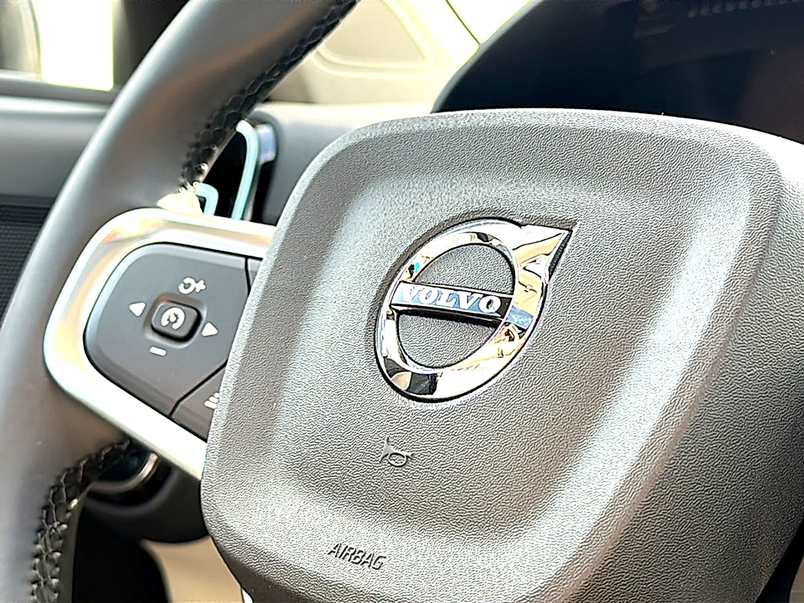 2026 Volvo XC40 Plus, B5 AWD Gas (mild hybrid), Dark