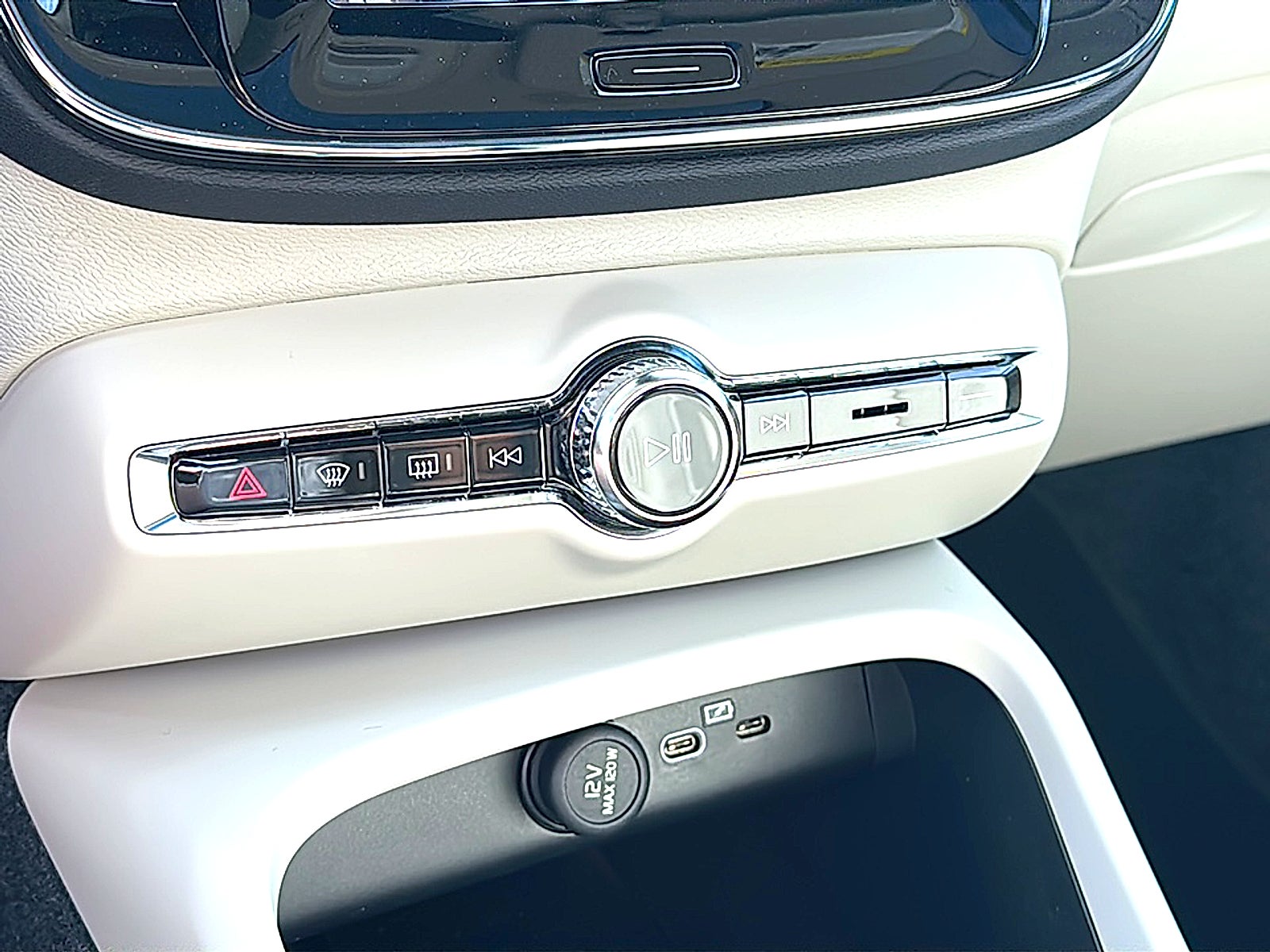 2026 Volvo XC40 Plus, B5 AWD Gas (mild hybrid), Dark