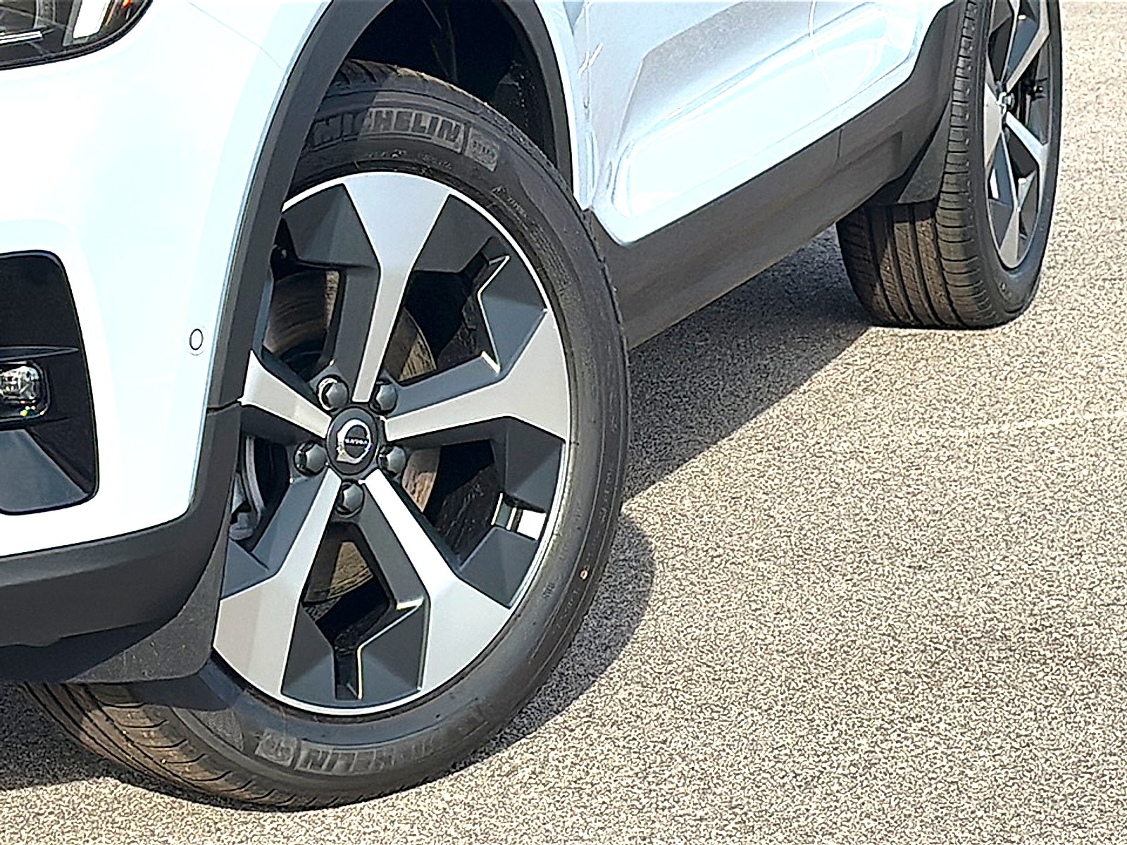 2026 Volvo XC40 Plus, B5 AWD Gas (mild hybrid), Dark