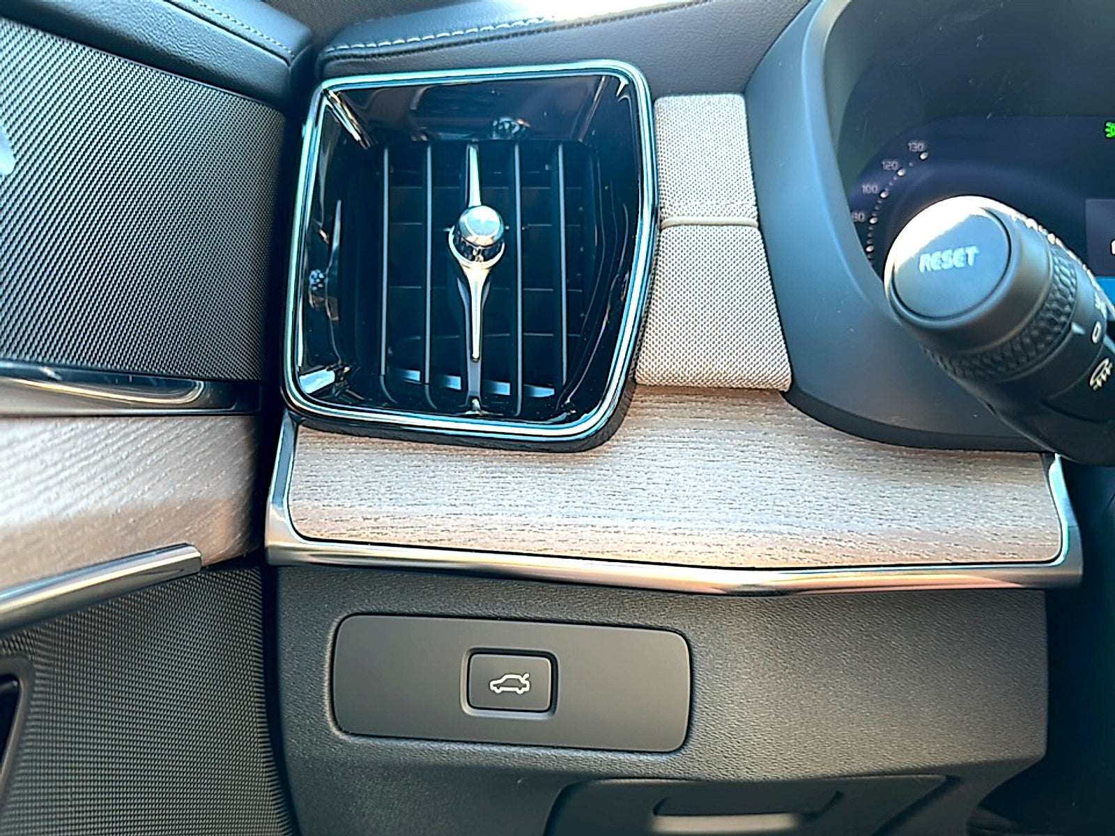 2026 Volvo XC90 Core, B5 AWD Gas (mild hybrid), Gasoline, Bright, 7 Seats