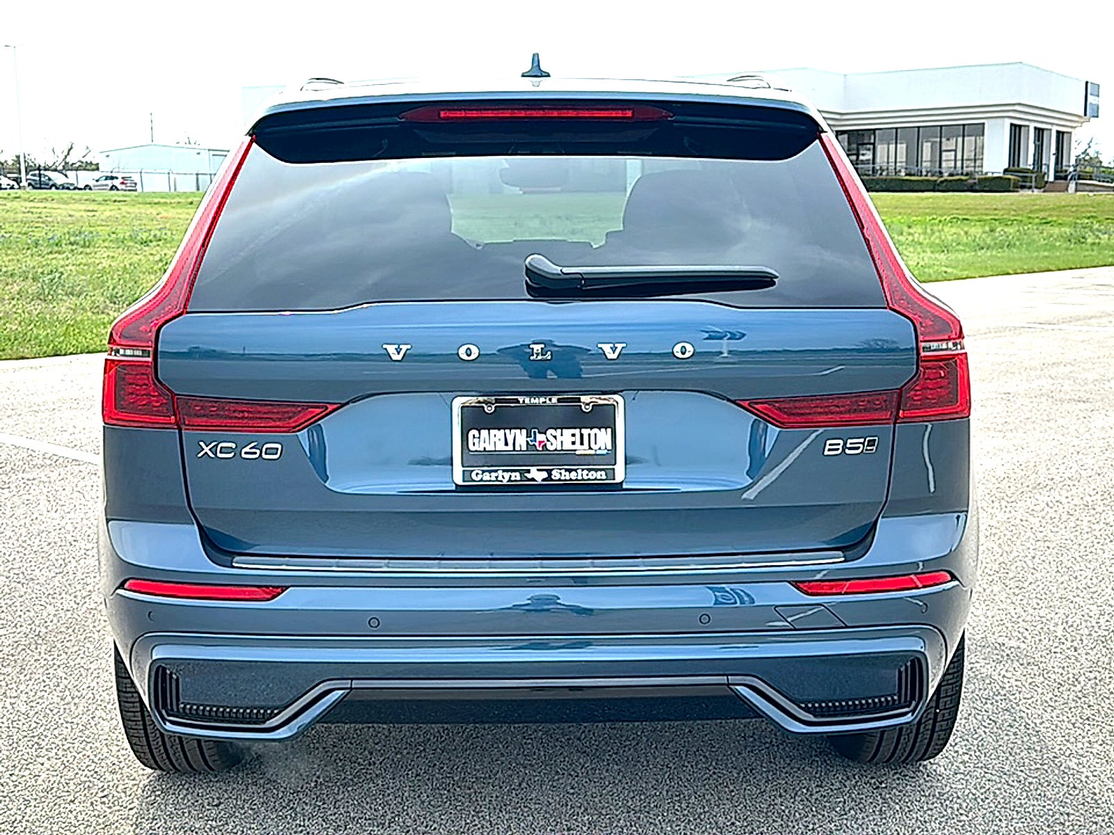 2026 Volvo XC60 B5 Plus