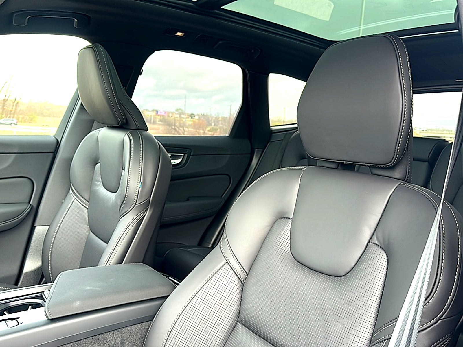 2026 Volvo XC60 B5 Ultra Black Edition