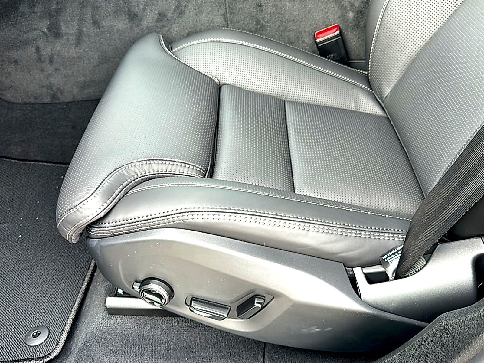 2026 Volvo XC60 B5 Ultra Black Edition