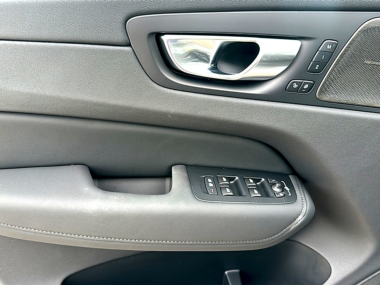 2026 Volvo XC60 B5 Ultra Black Edition