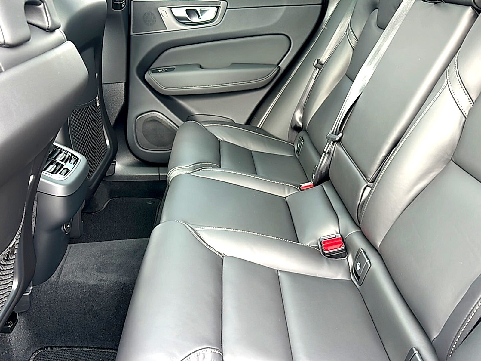 2026 Volvo XC60 B5 Ultra Black Edition