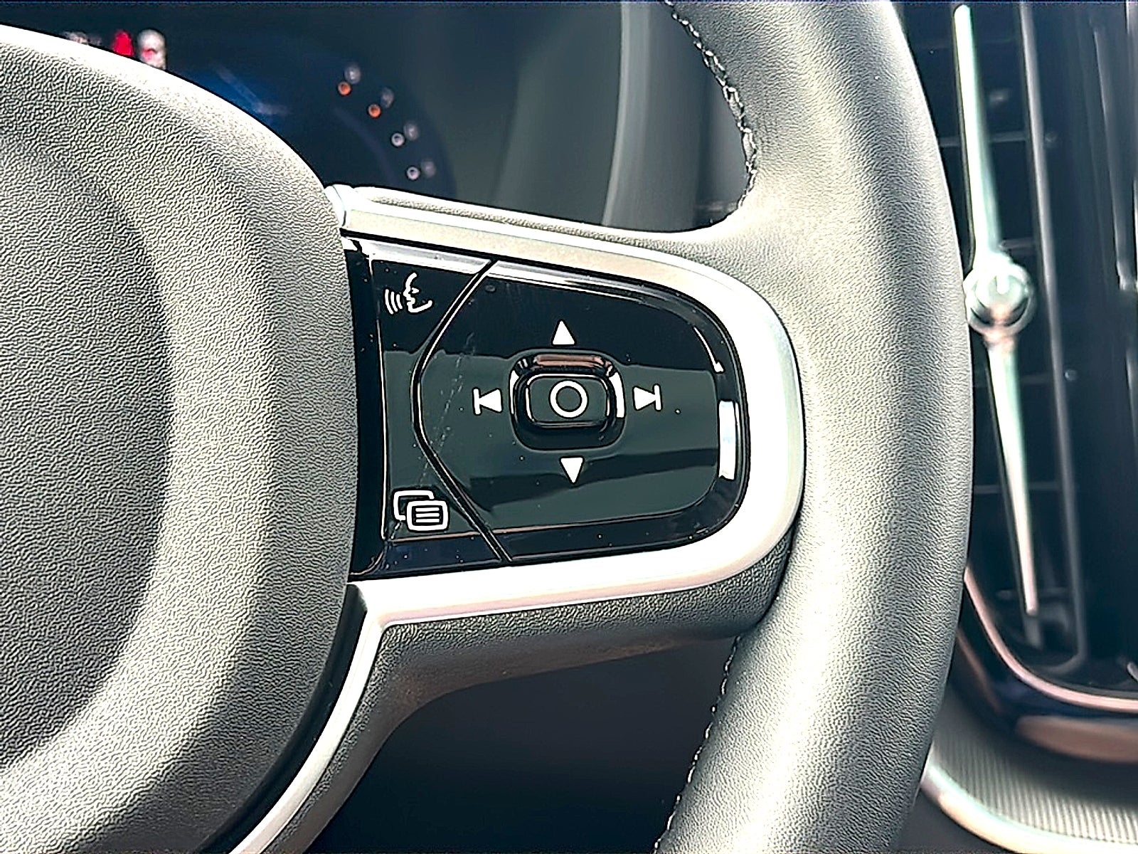 2026 Volvo XC60 B5 Ultra Black Edition