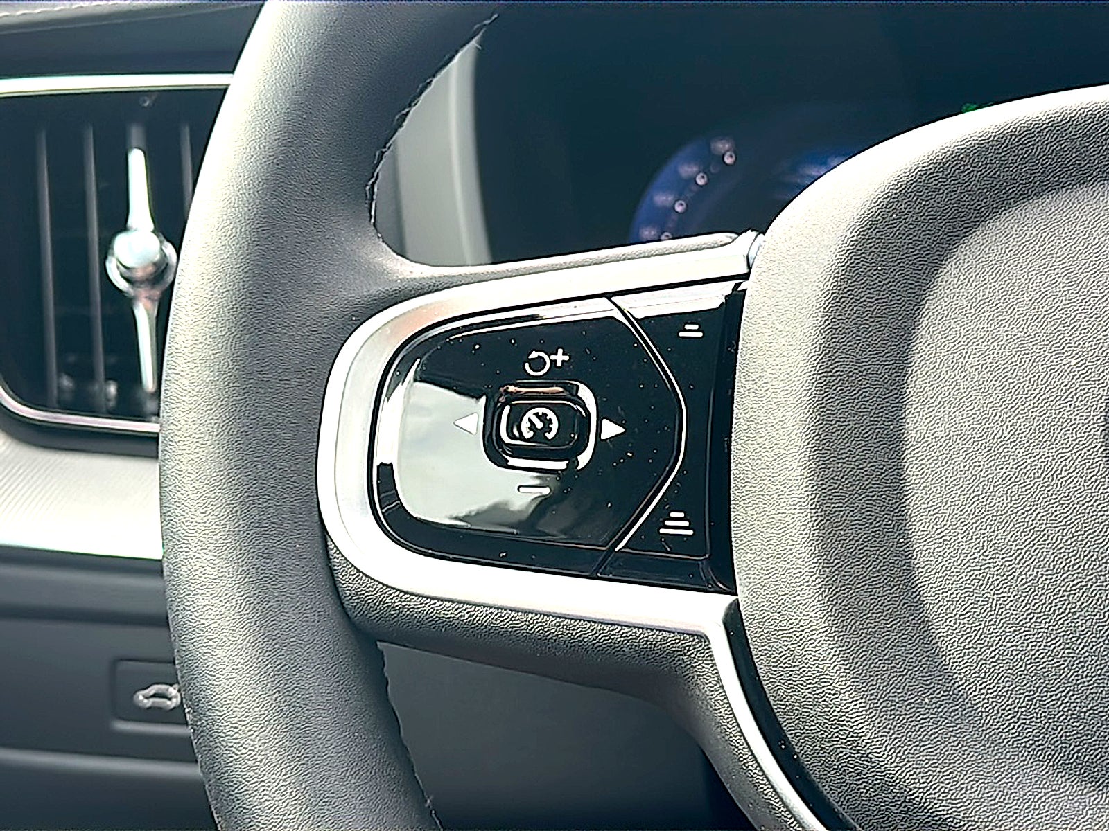 2026 Volvo XC60 B5 Ultra Black Edition